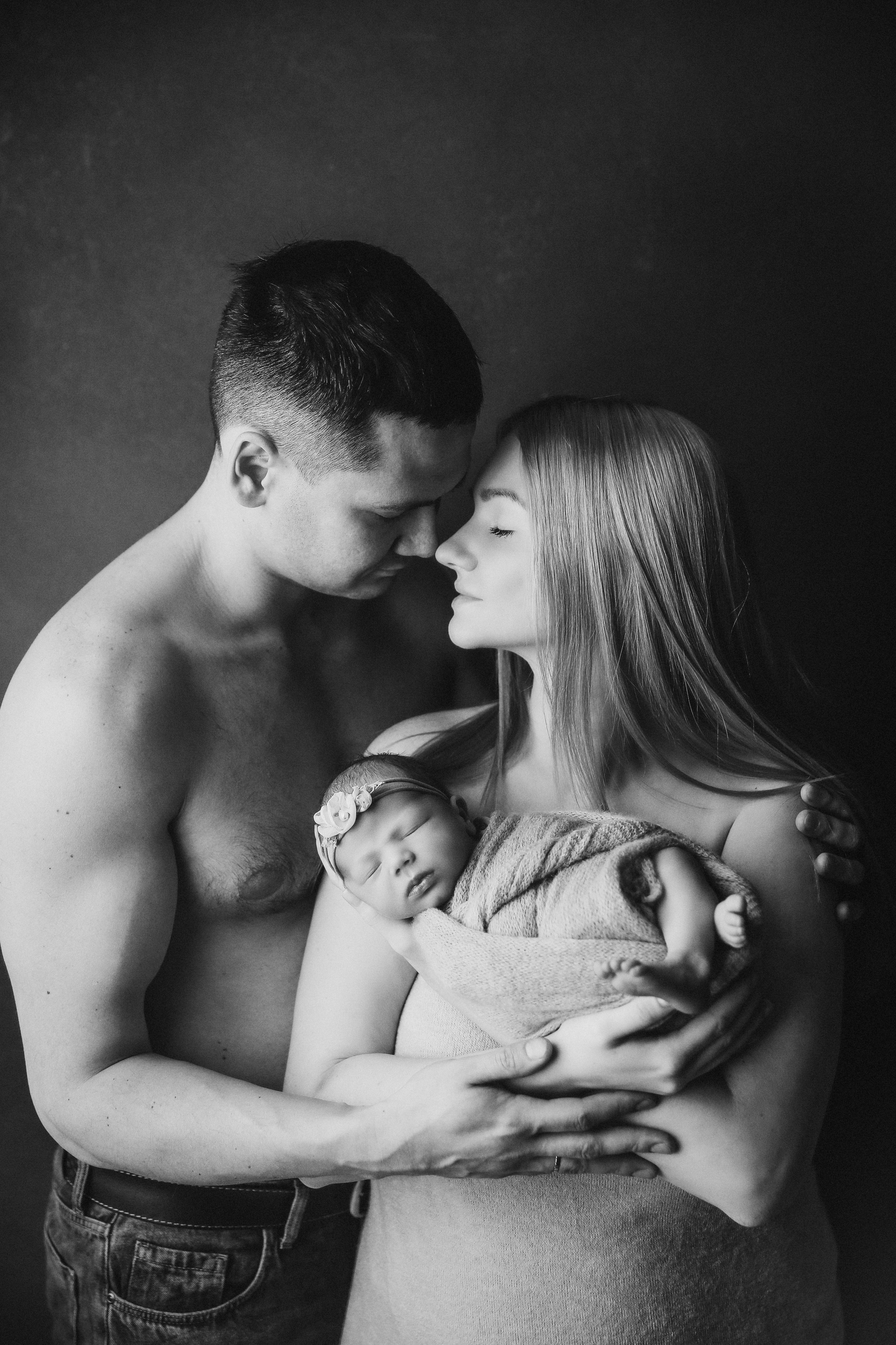 Newborn ЧБ. Фотограф новорожденных. Семейный и детский фотограф в городе Сургуте