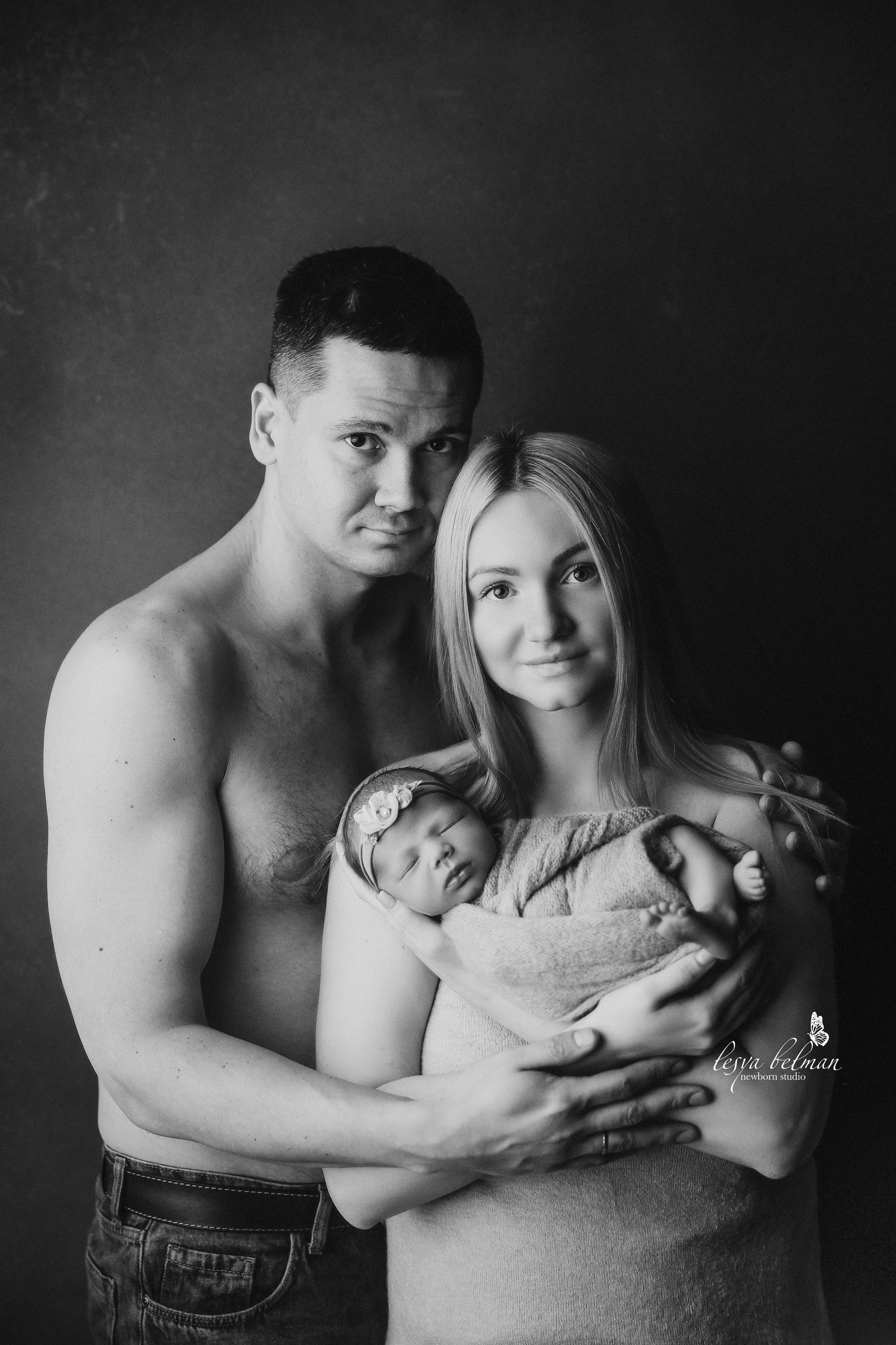 Newborn ЧБ. Фотограф новорожденных. Семейный и детский фотограф в городе Сургуте