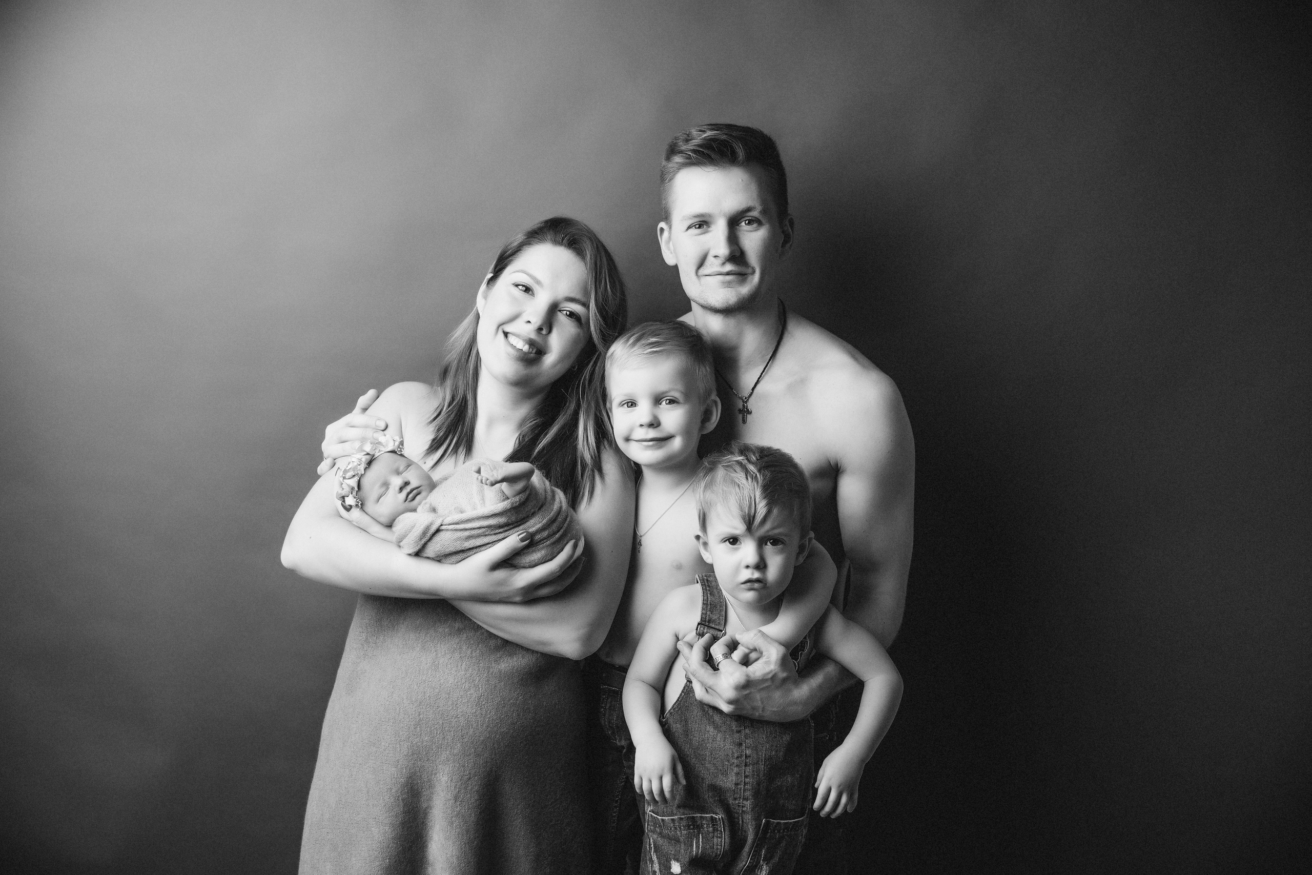 Newborn ЧБ. Фотограф новорожденных. Семейный и детский фотограф в городе Сургуте