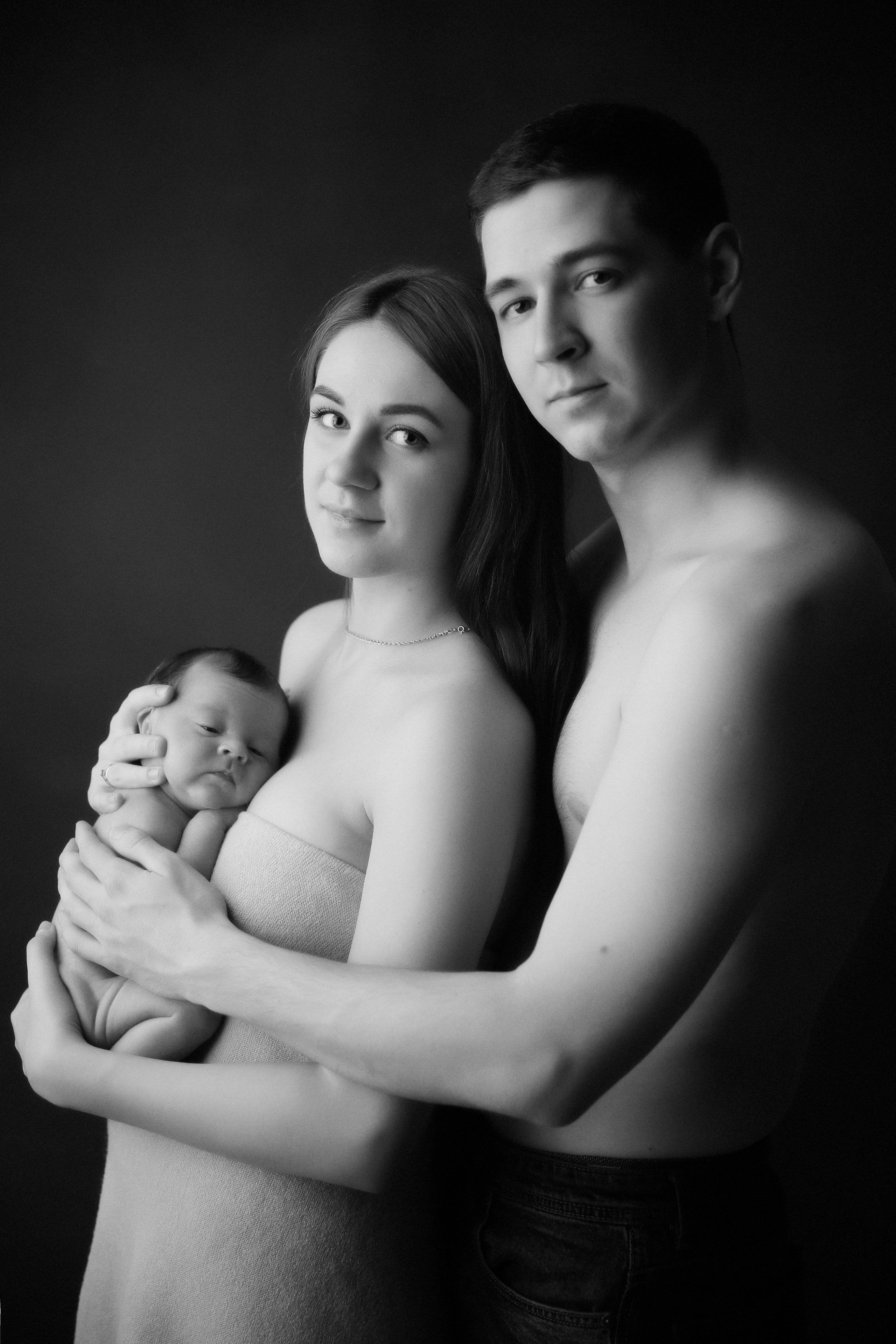 Newborn ЧБ. Фотограф новорожденных. Семейный и детский фотограф в городе Сургуте