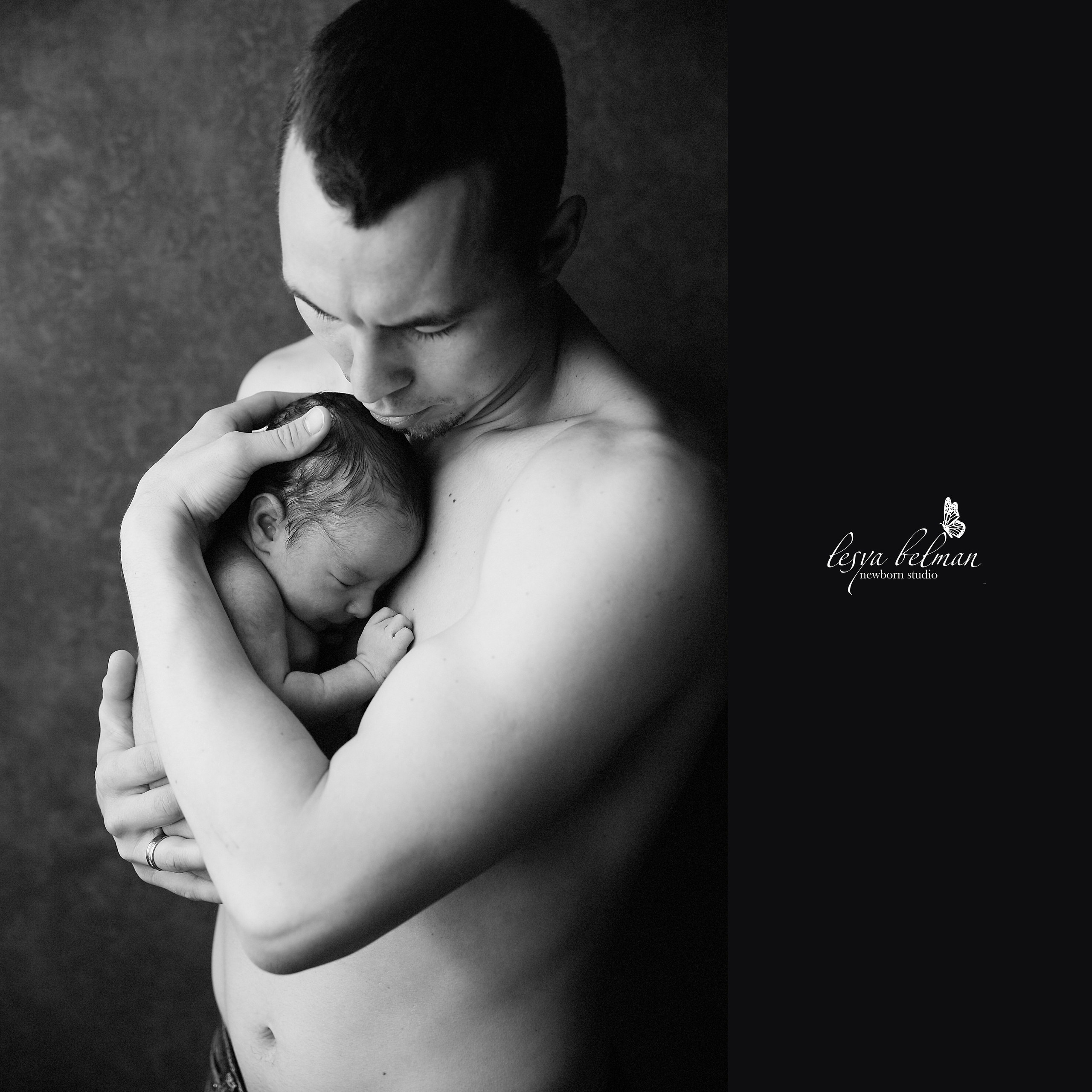 Newborn ЧБ. Фотограф новорожденных. Семейный и детский фотограф в городе Сургуте