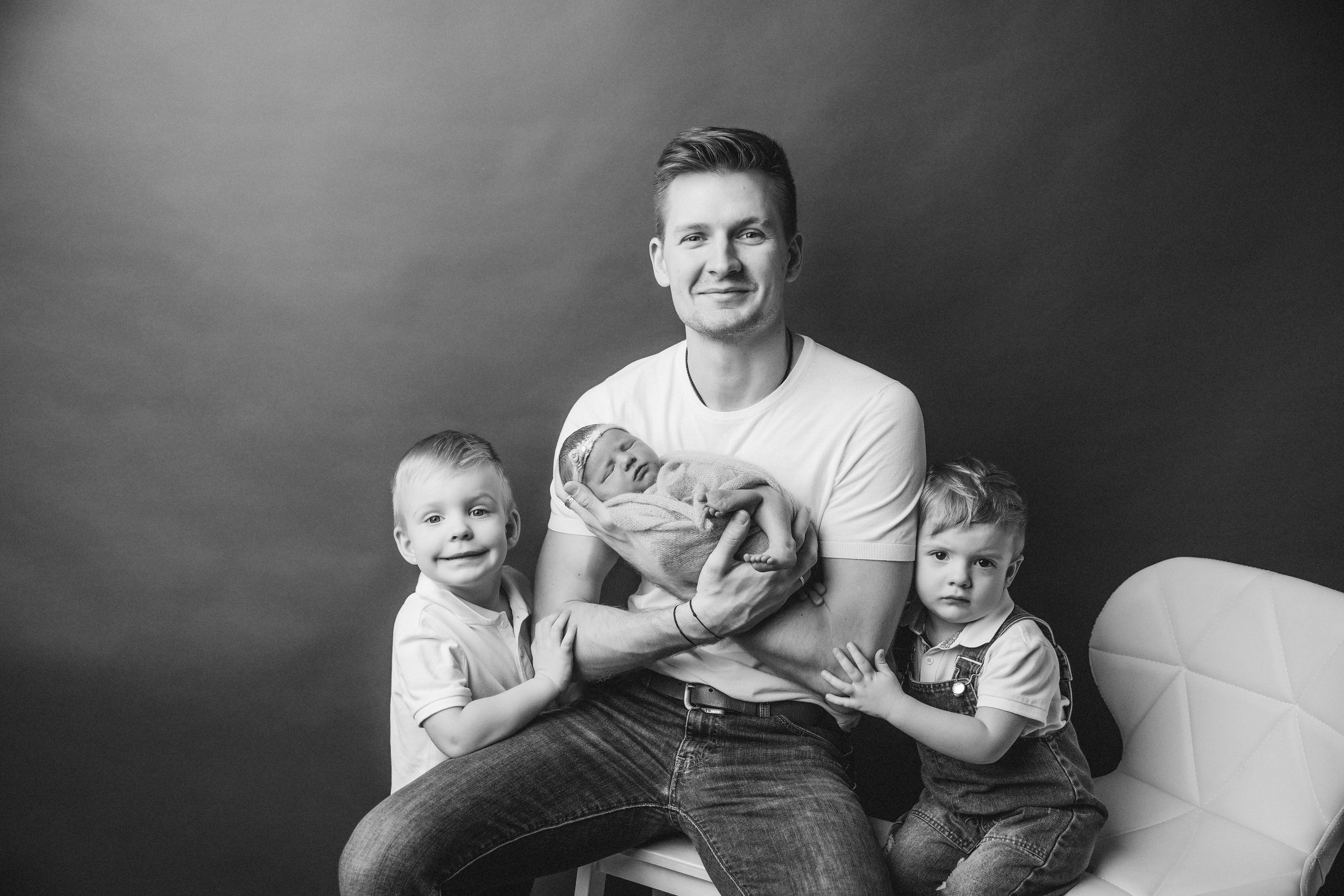 Newborn ЧБ. Фотограф новорожденных. Семейный и детский фотограф в городе Сургуте