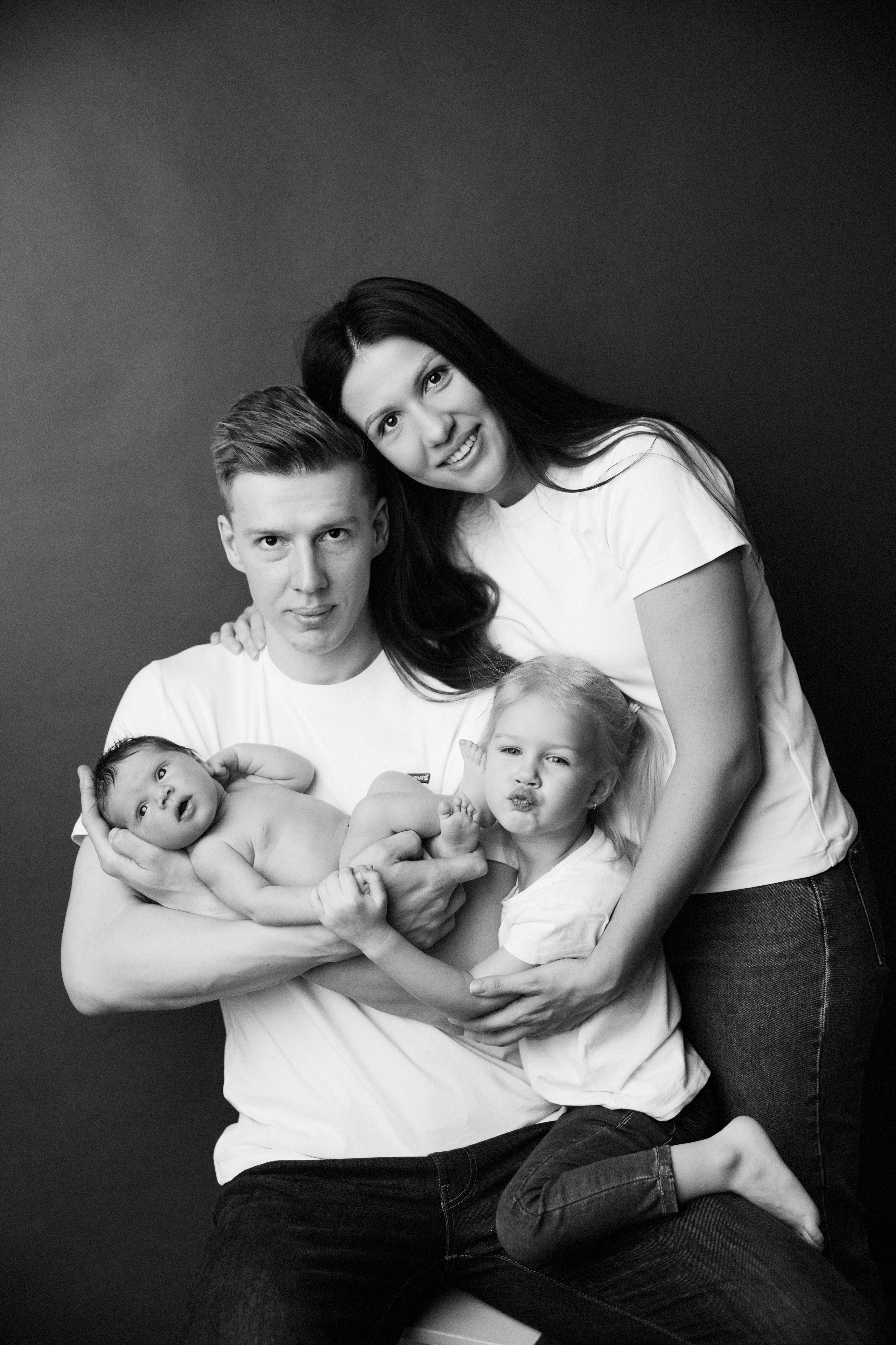 Newborn ЧБ. Фотограф новорожденных. Семейный и детский фотограф в городе Сургуте