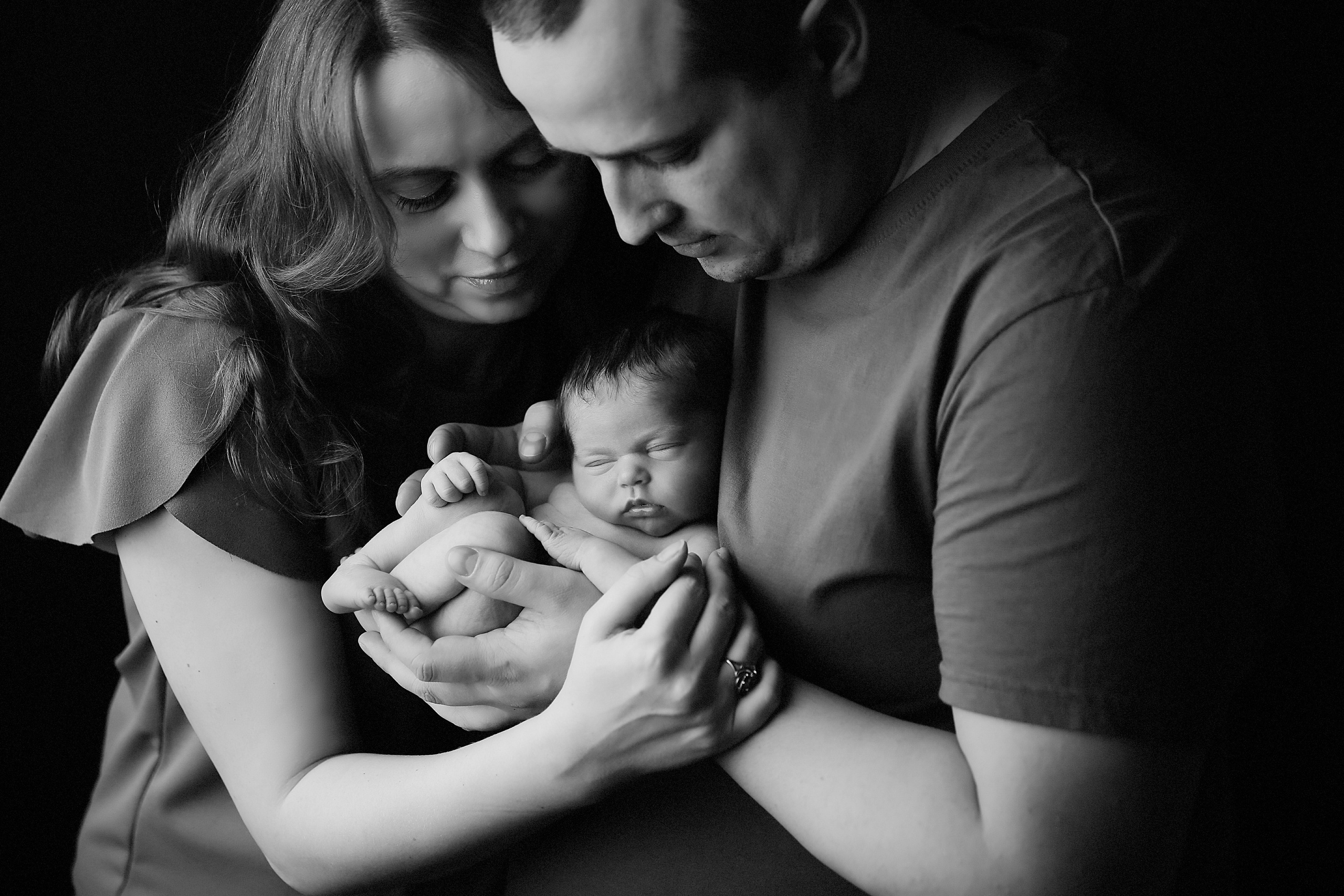 Newborn ЧБ. Фотограф новорожденных. Семейный и детский фотограф в городе Сургуте