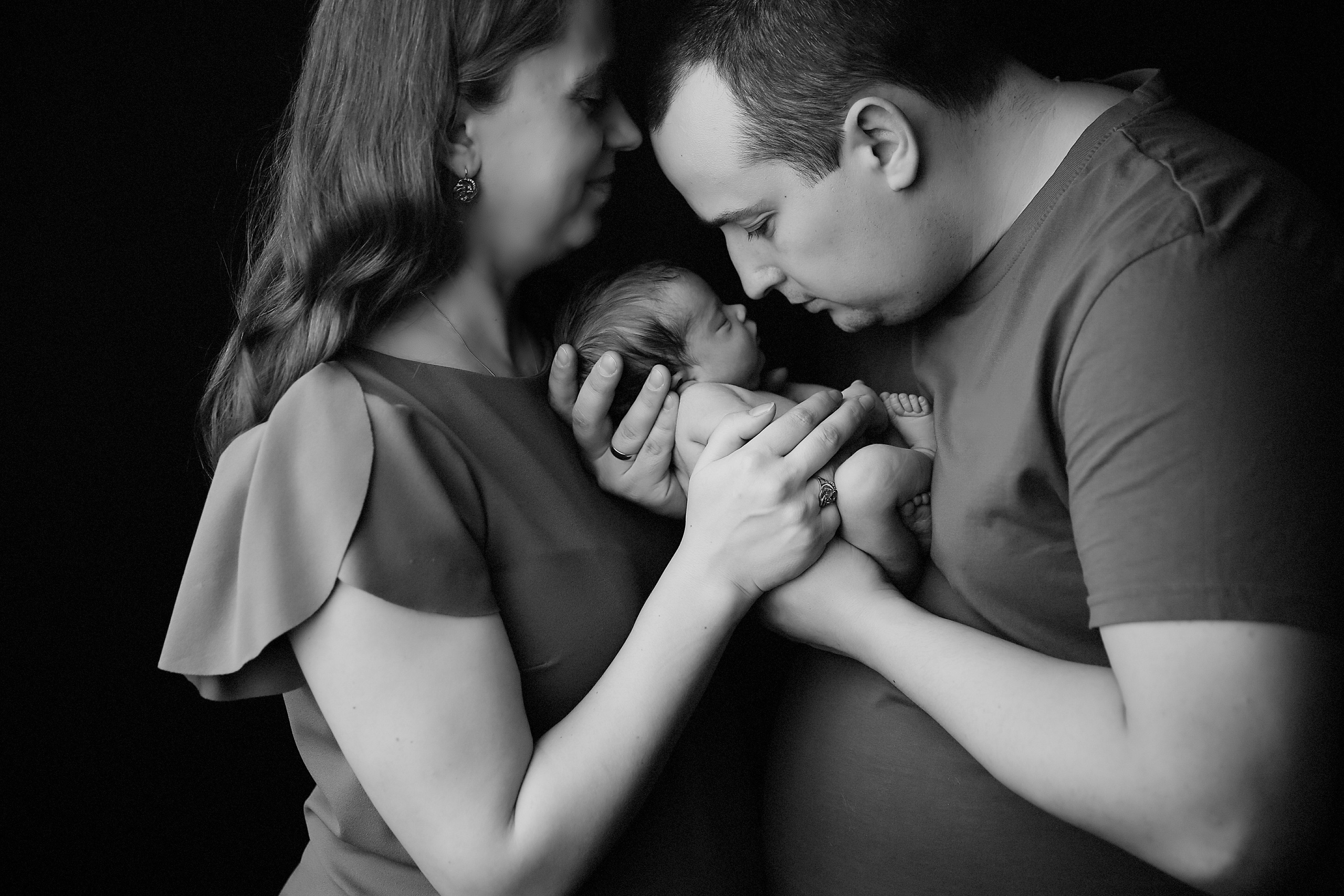 Newborn ЧБ. Фотограф новорожденных. Семейный и детский фотограф в городе Сургуте