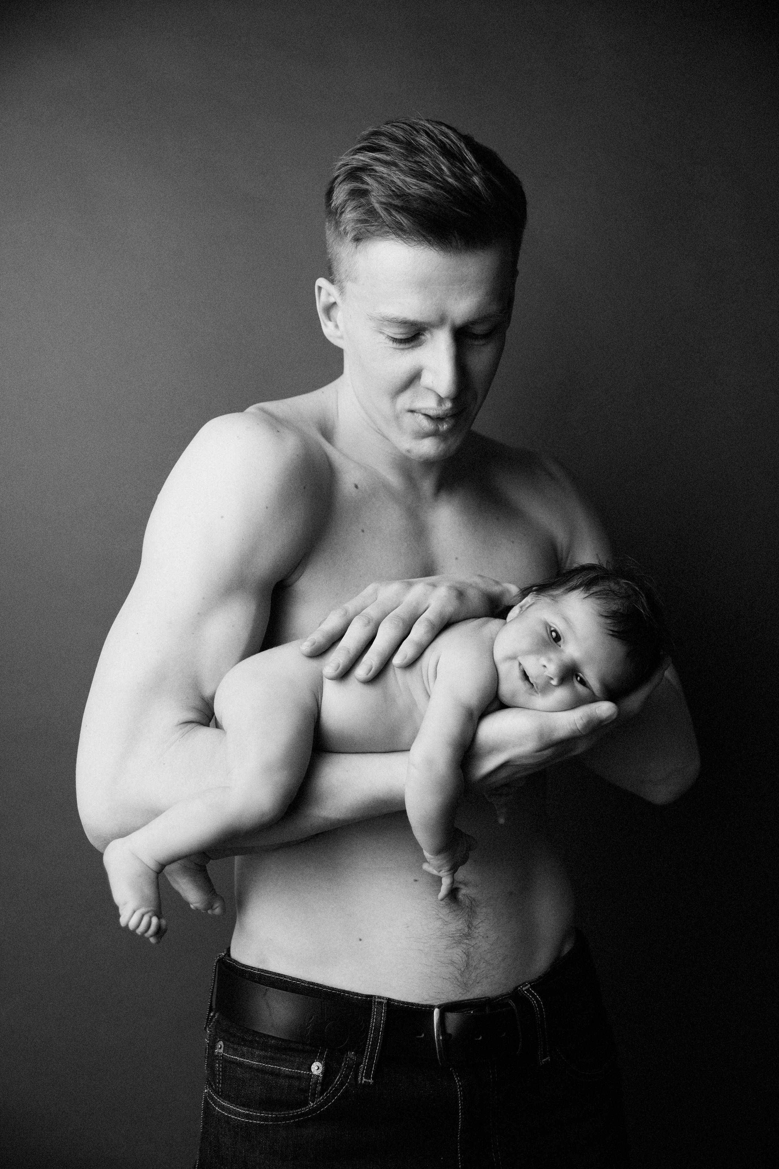 Newborn ЧБ. Фотограф новорожденных. Семейный и детский фотограф в городе Сургуте