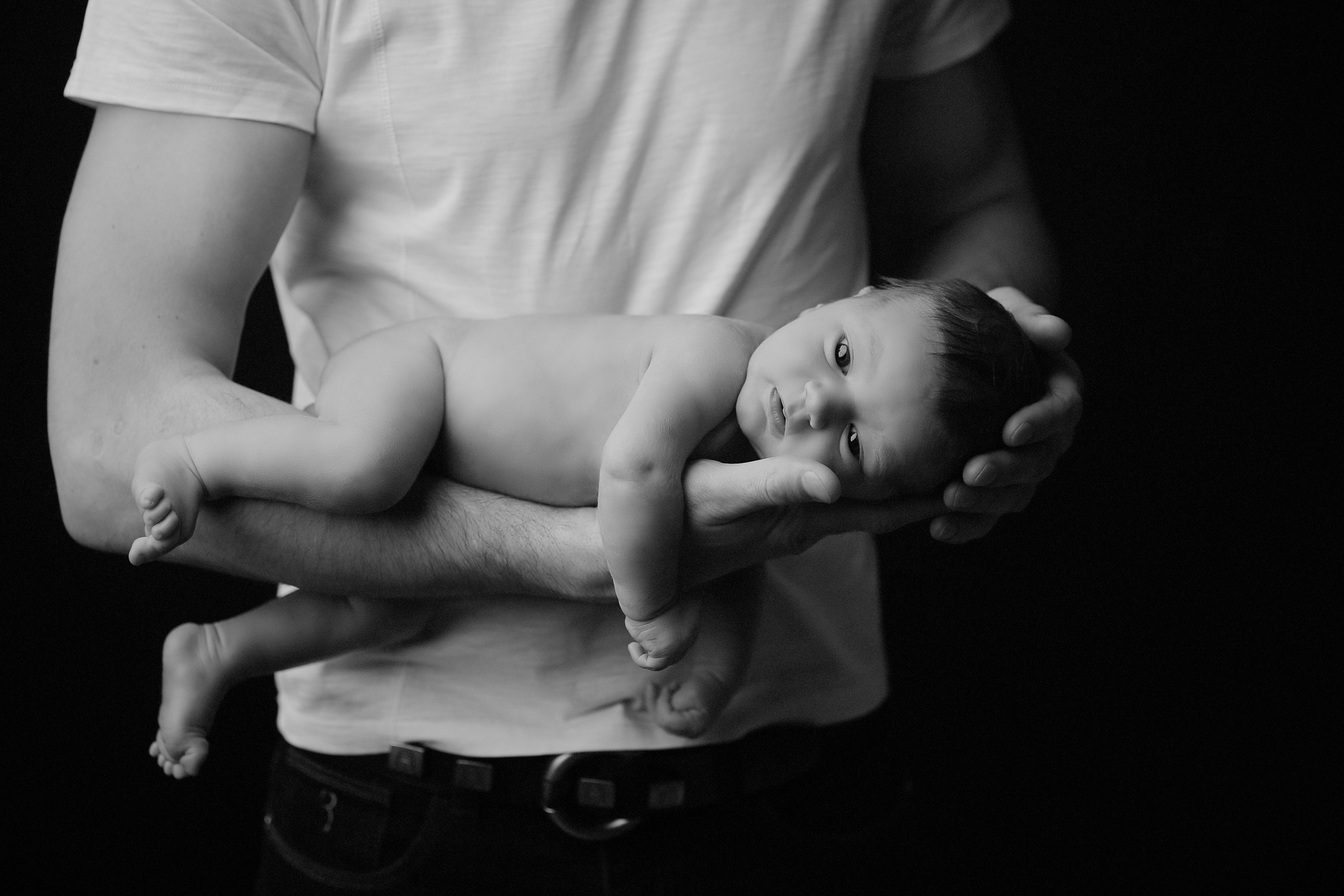 Newborn ЧБ. Фотограф новорожденных. Семейный и детский фотограф в городе Сургуте