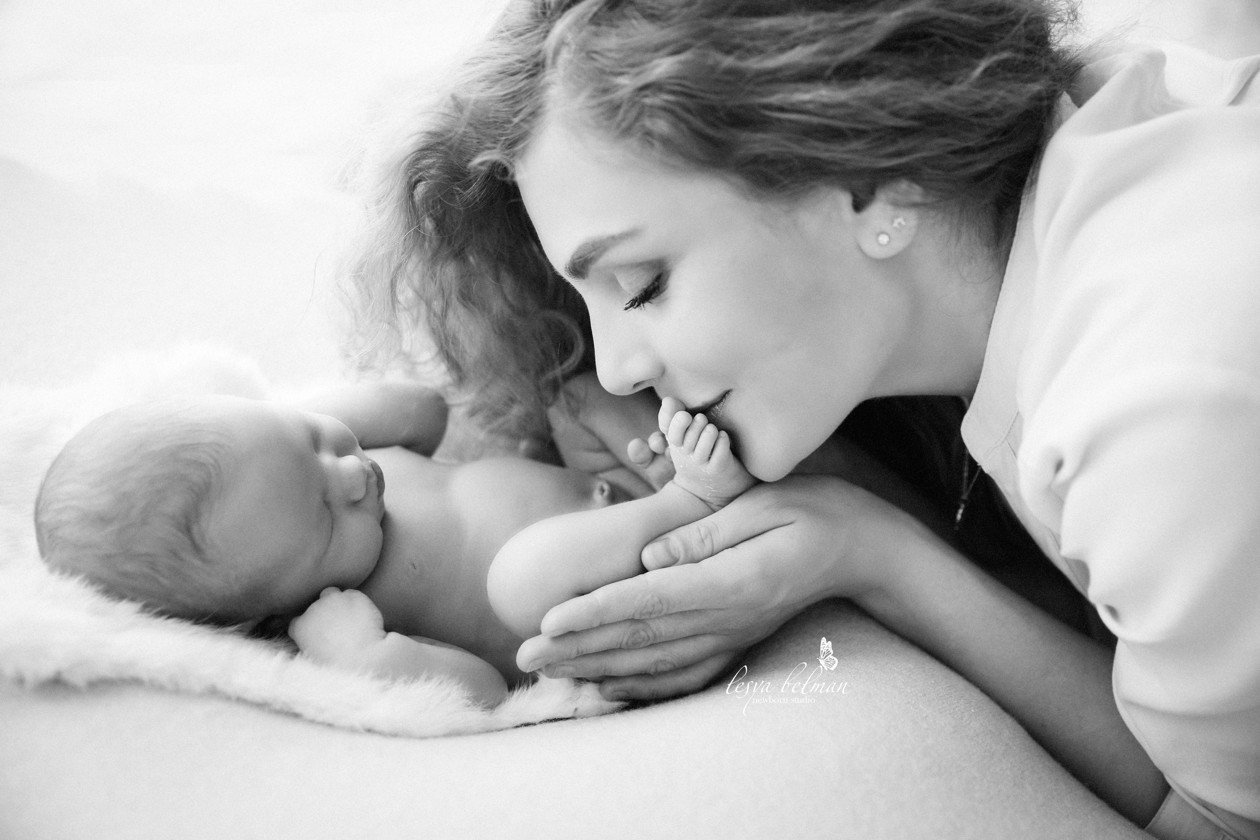 Newborn ЧБ. Фотограф новорожденных. Семейный и детский фотограф в городе Сургуте