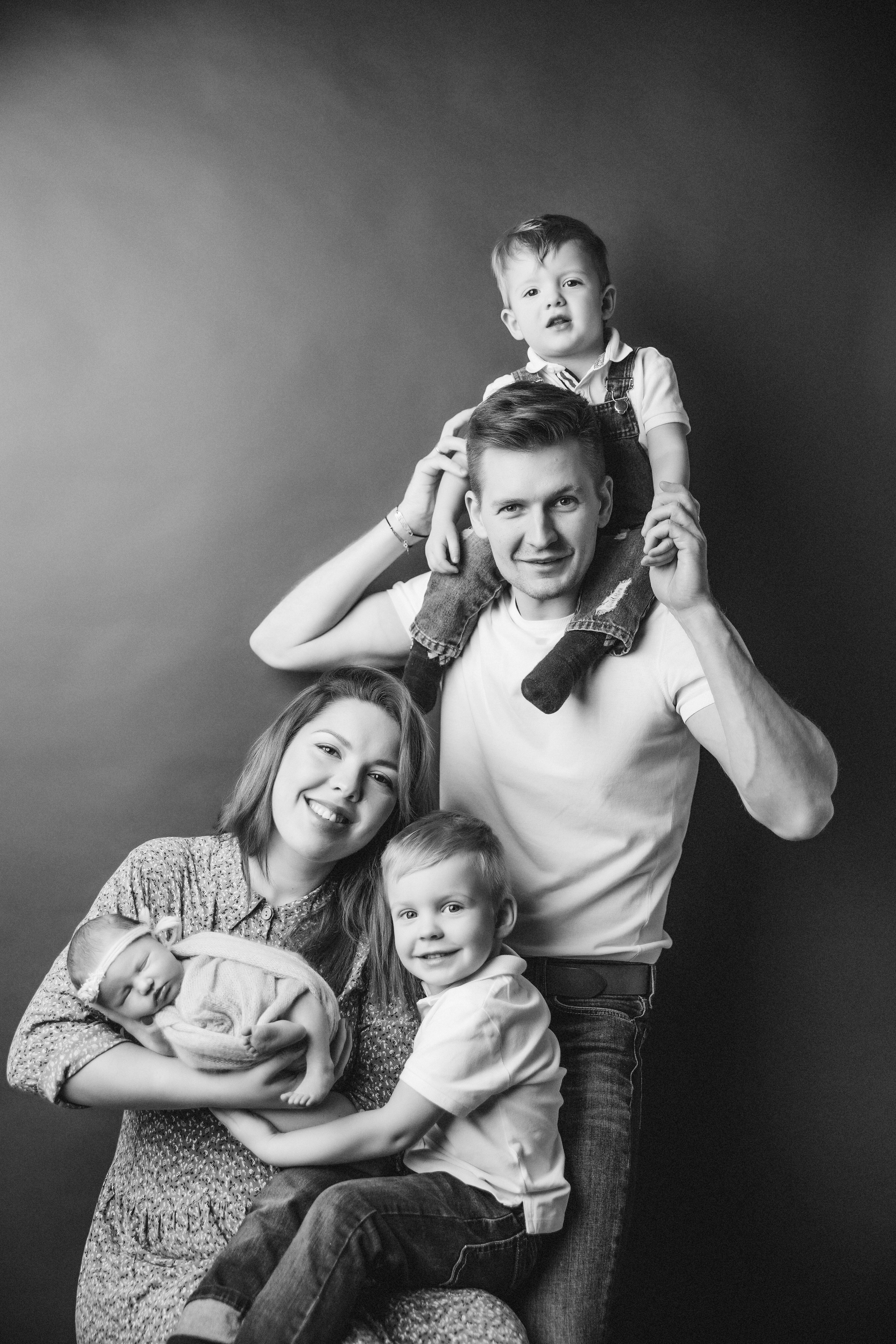 Newborn ЧБ. Фотограф новорожденных. Семейный и детский фотограф в городе Сургуте