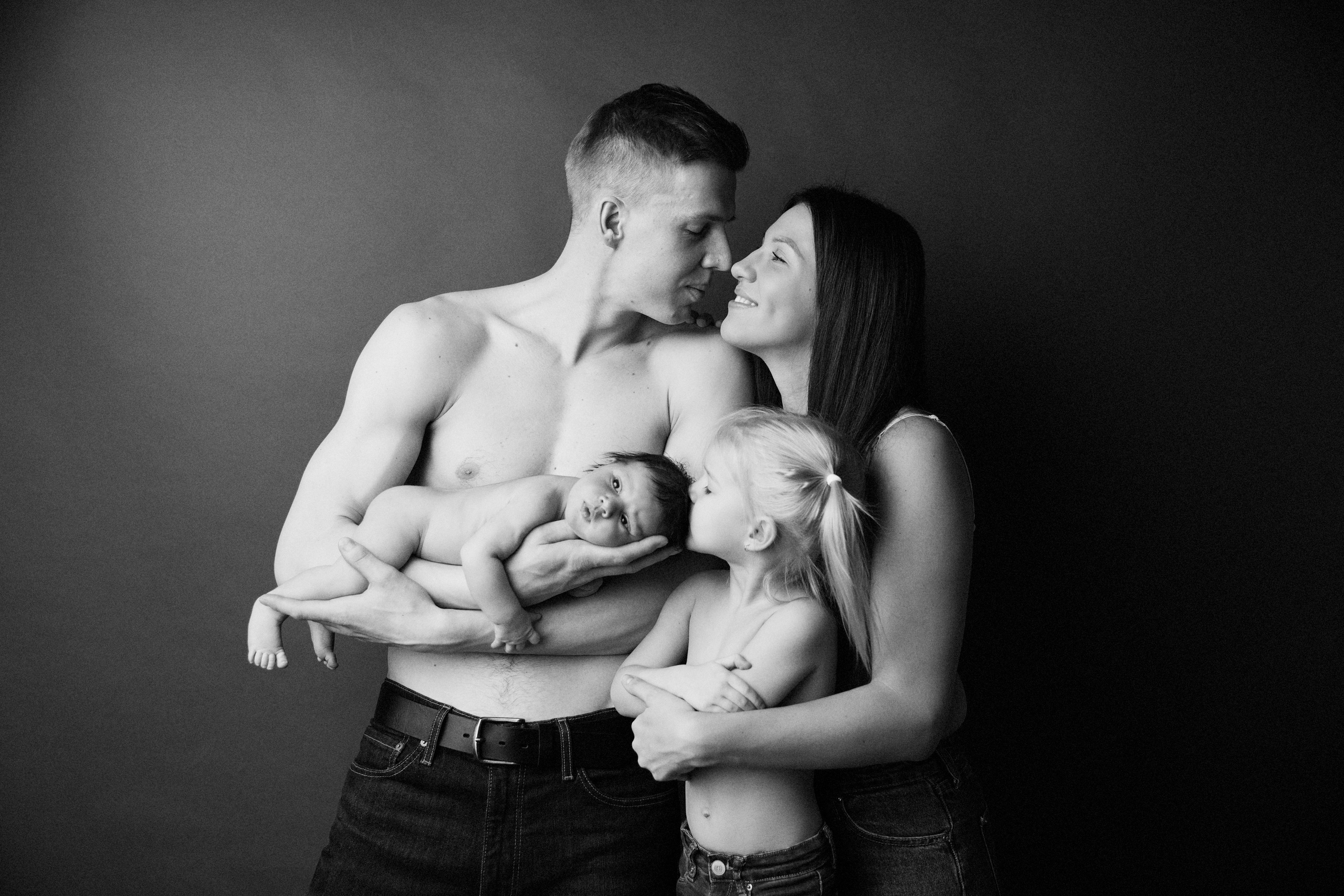 Newborn ЧБ. Фотограф новорожденных. Семейный и детский фотограф в городе Сургуте