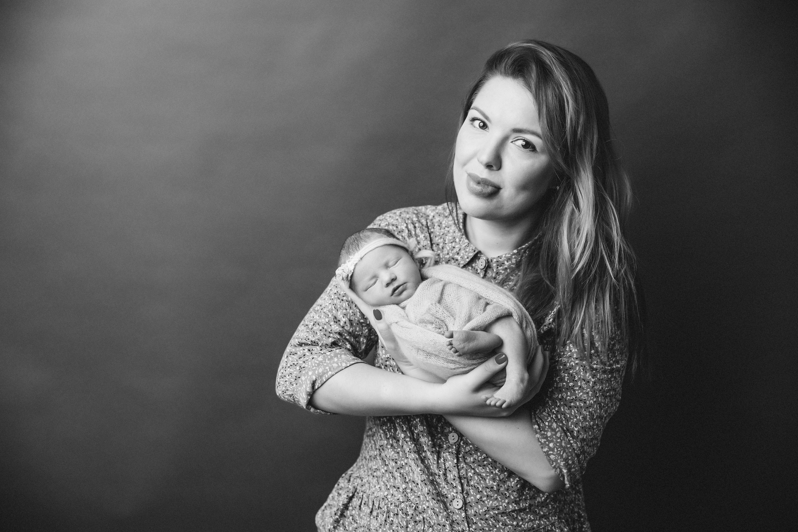 Newborn ЧБ. Фотограф новорожденных. Семейный и детский фотограф в городе Сургуте