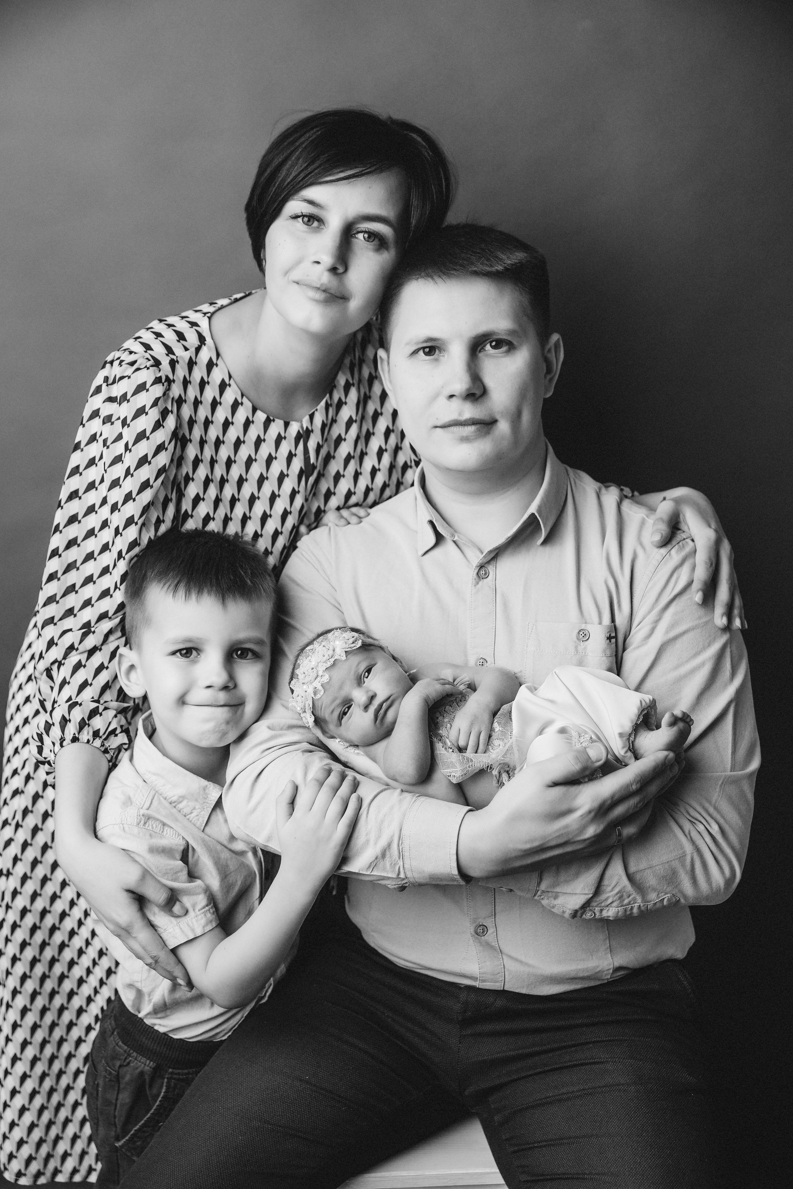 Newborn ЧБ. Фотограф новорожденных. Семейный и детский фотограф в городе Сургуте