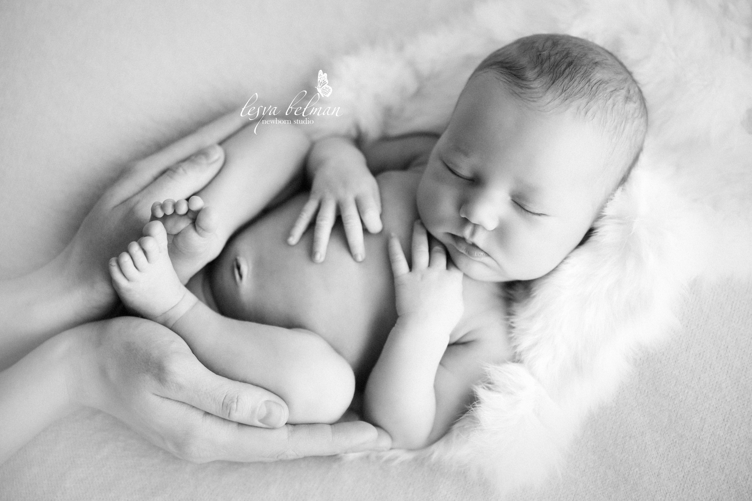 Newborn ЧБ. Фотограф новорожденных. Семейный и детский фотограф в городе Сургуте