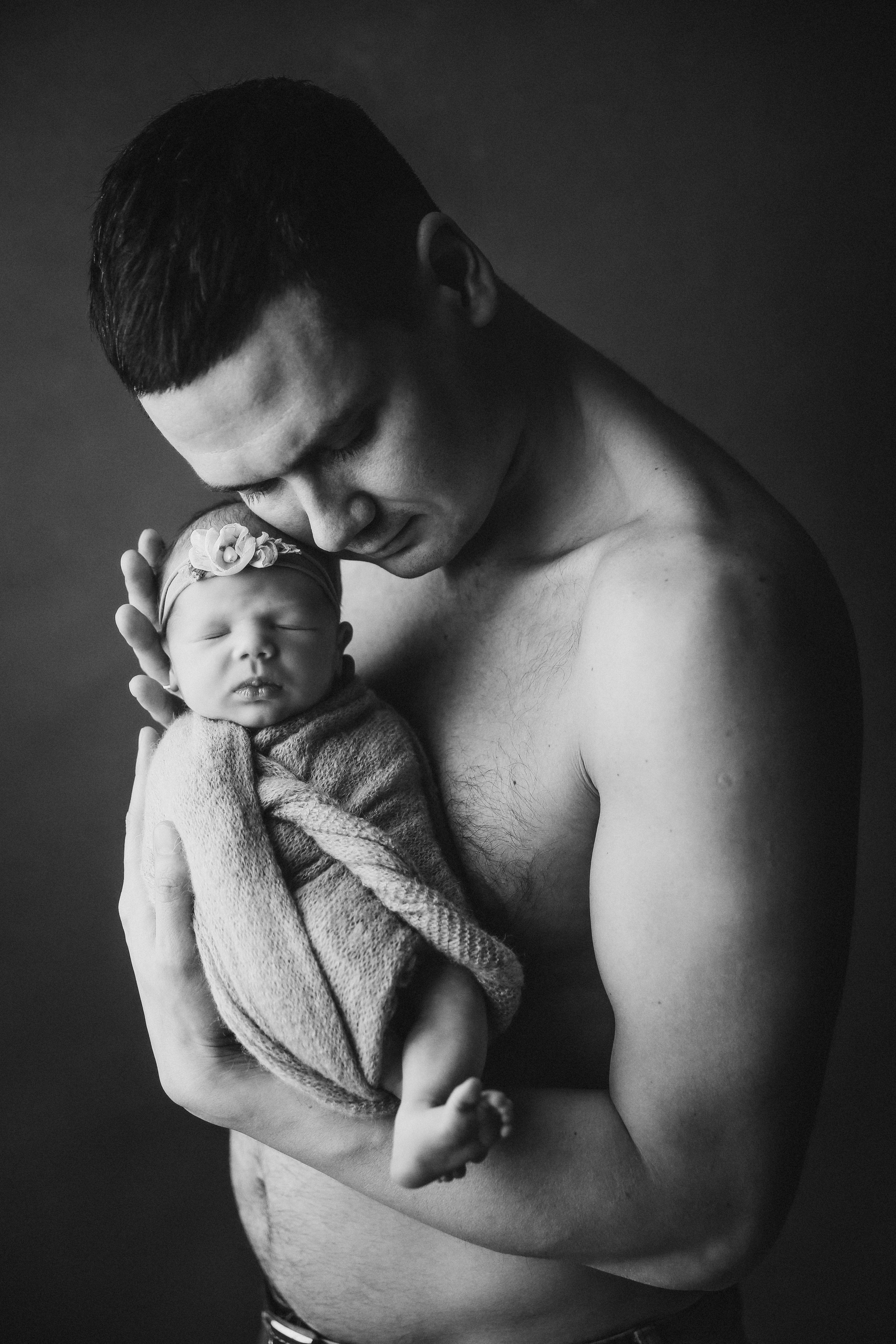 Newborn ЧБ. Фотограф новорожденных. Семейный и детский фотограф в городе Сургуте