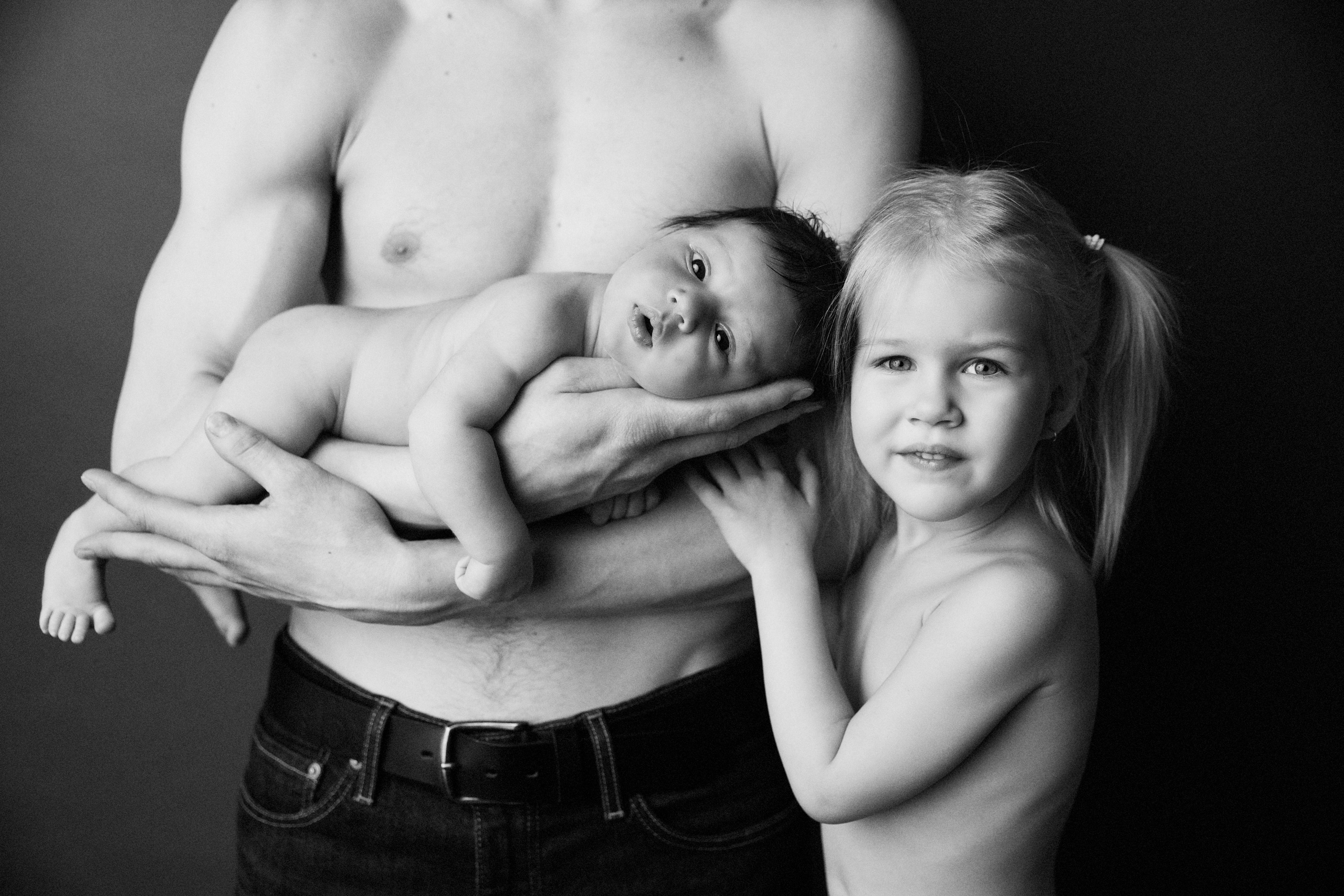 Newborn ЧБ. Фотограф новорожденных. Семейный и детский фотограф в городе Сургуте