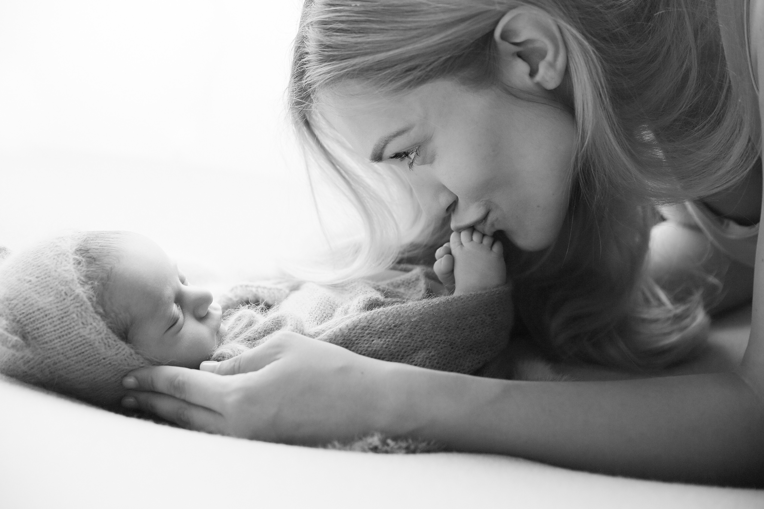 Newborn ЧБ. Фотограф новорожденных. Семейный и детский фотограф в городе Сургуте