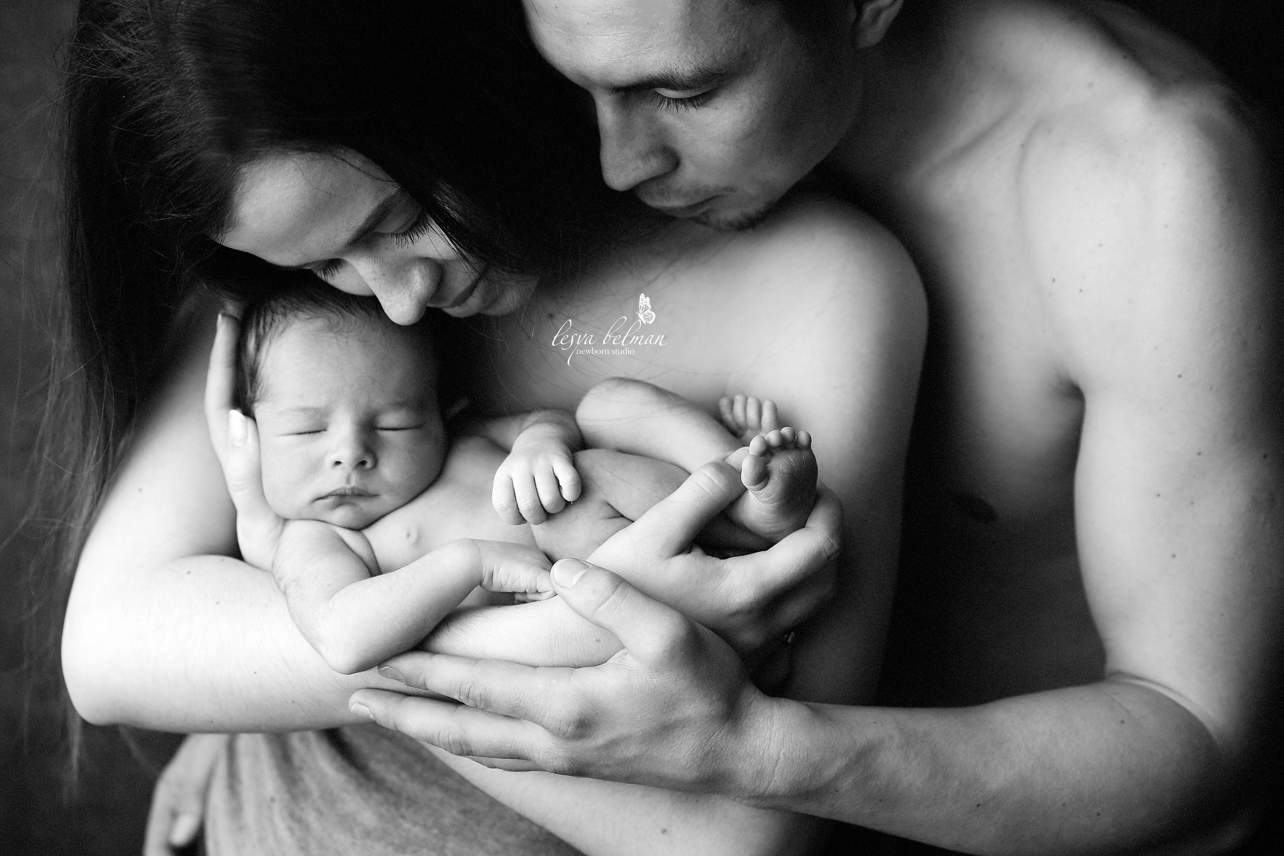 Newborn ЧБ. Фотограф новорожденных. Семейный и детский фотограф в городе Сургуте