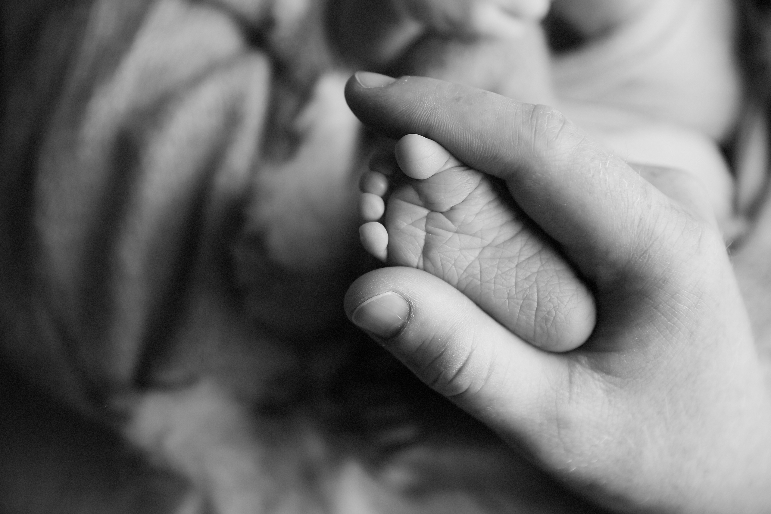 Newborn ЧБ. Фотограф новорожденных. Семейный и детский фотограф в городе Сургуте