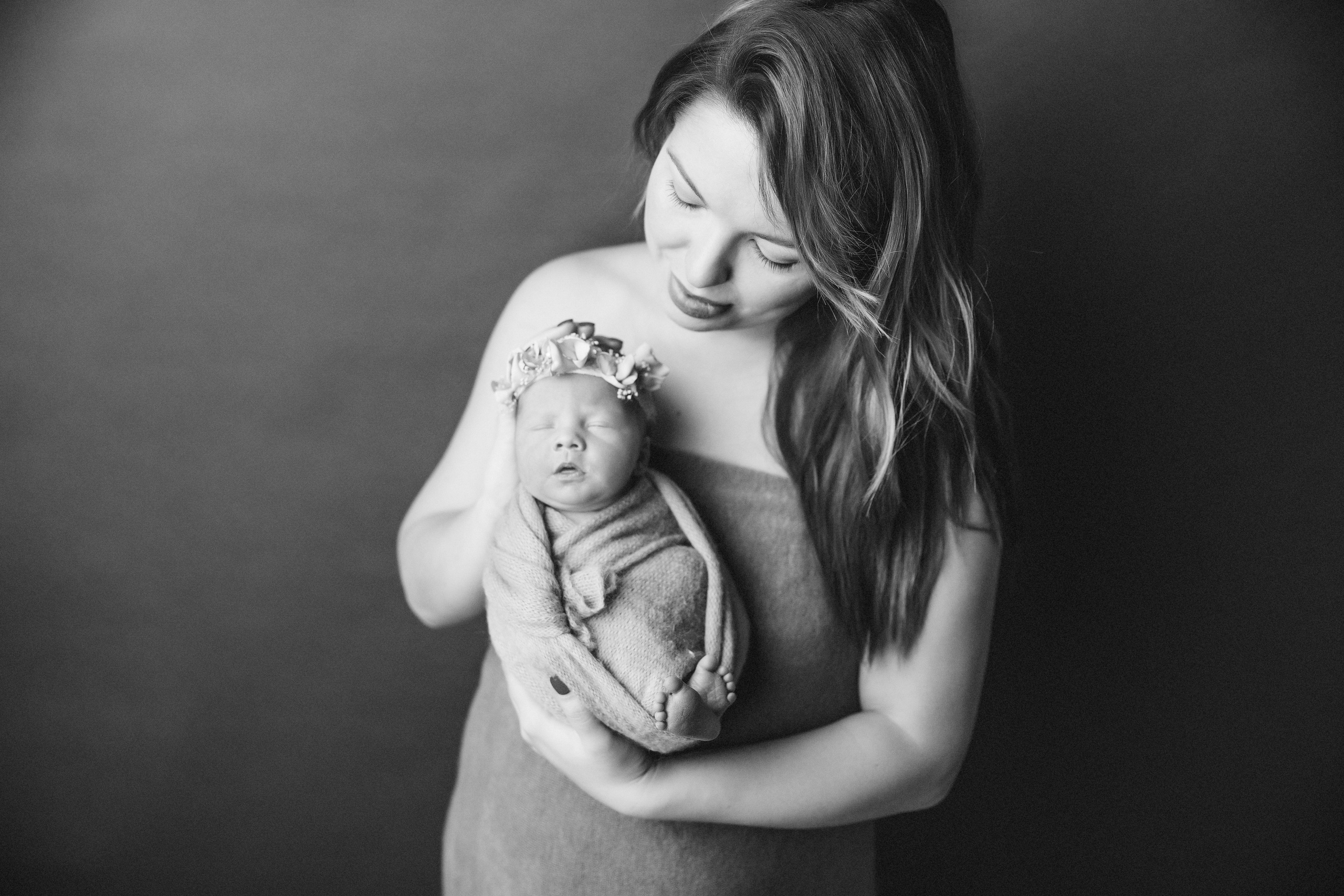 Newborn ЧБ. Фотограф новорожденных. Семейный и детский фотограф в городе Сургуте