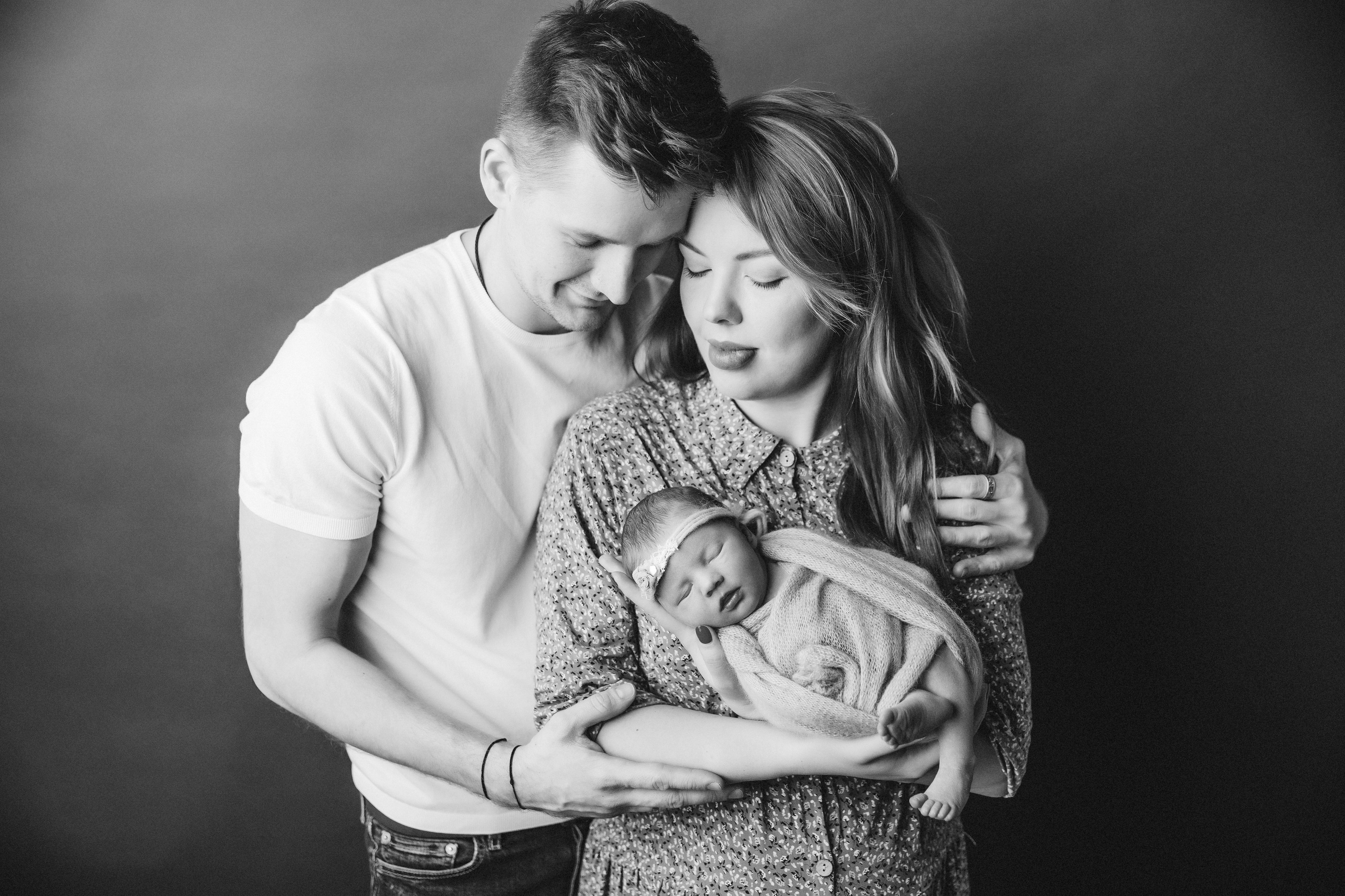 Newborn ЧБ. Фотограф новорожденных. Семейный и детский фотограф в городе Сургуте