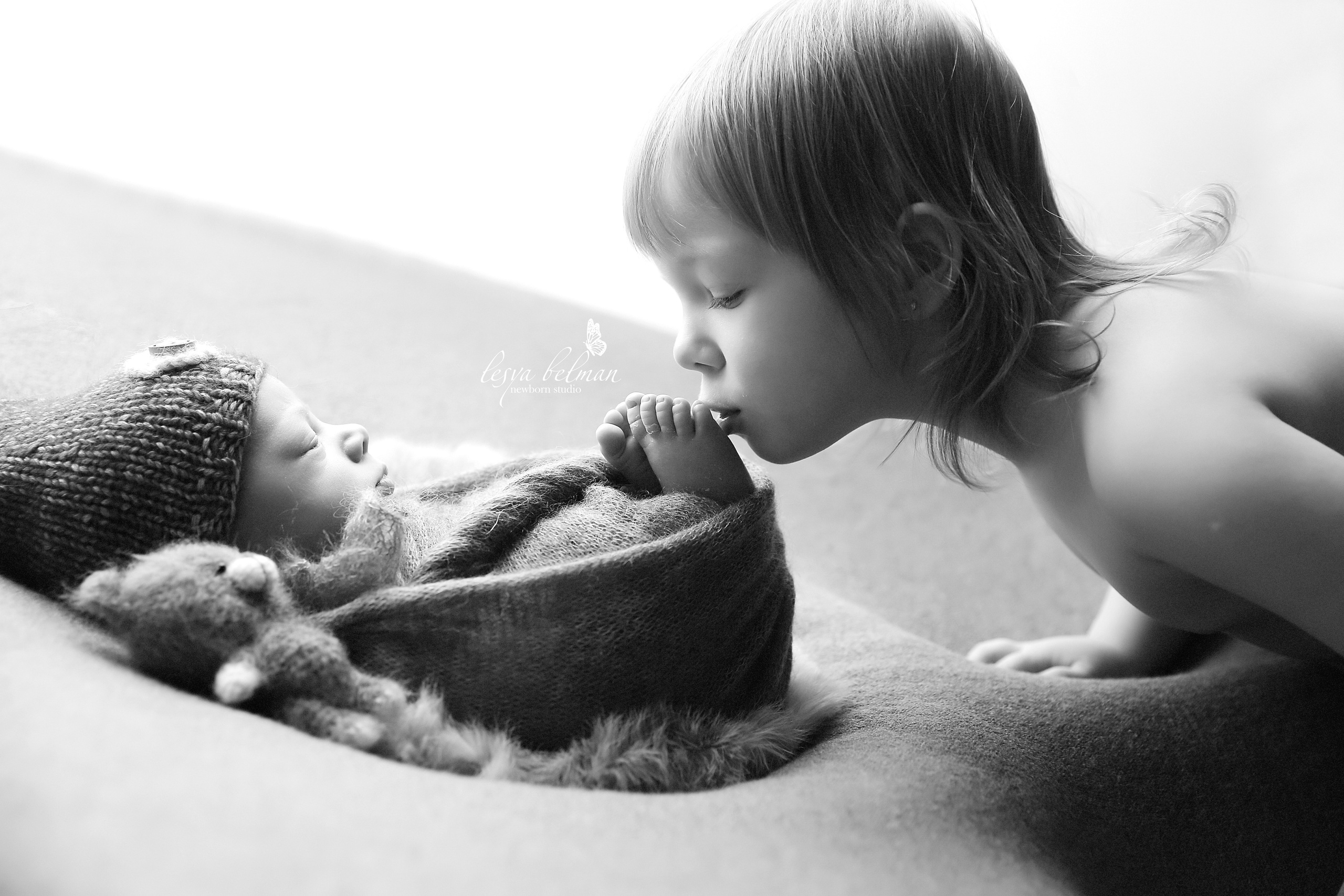 Newborn ЧБ. Фотограф новорожденных. Семейный и детский фотограф в городе Сургуте