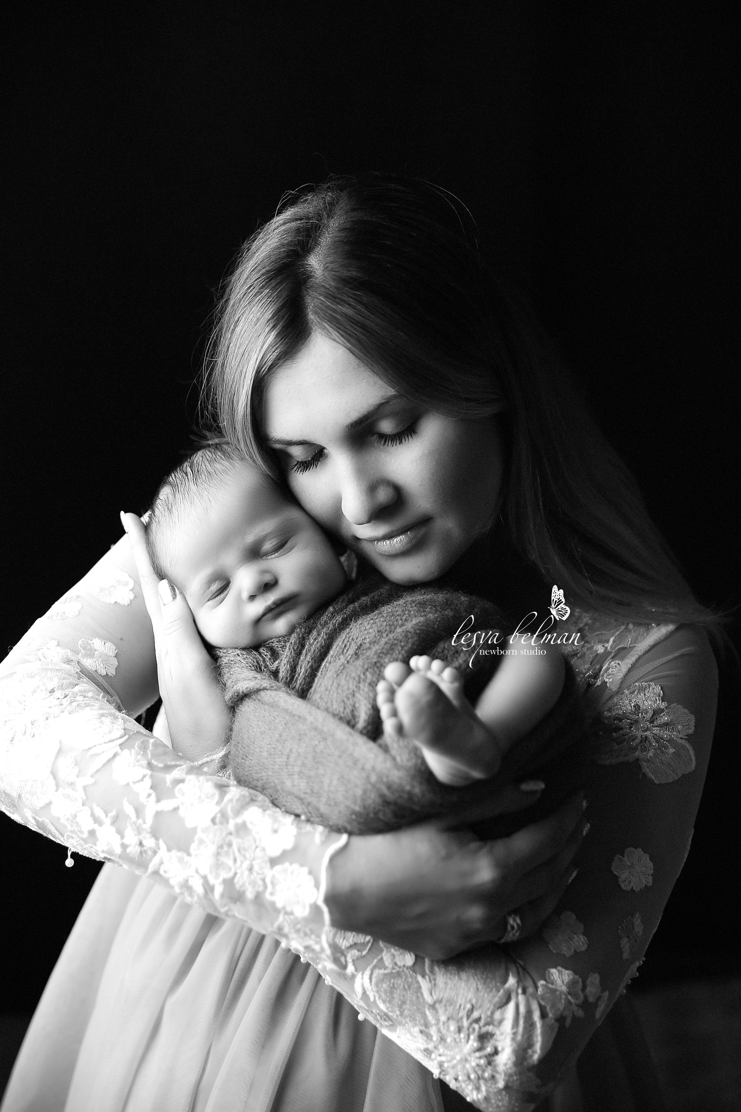 Newborn ЧБ. Фотограф новорожденных. Семейный и детский фотограф в городе Сургуте