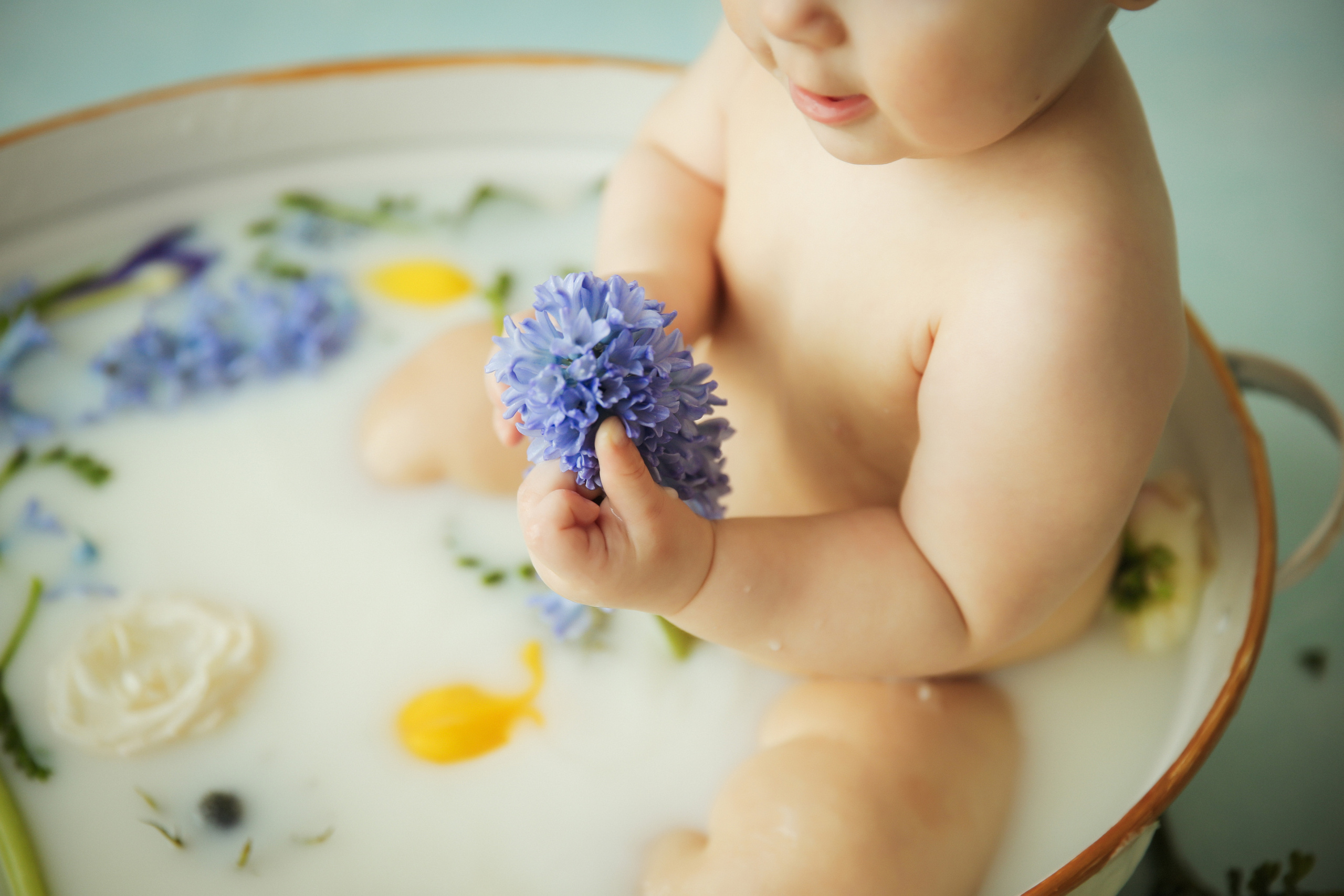 Ванночка девочки. Фотограф новорожденных. Семейный и детский фотограф в городе Сургуте