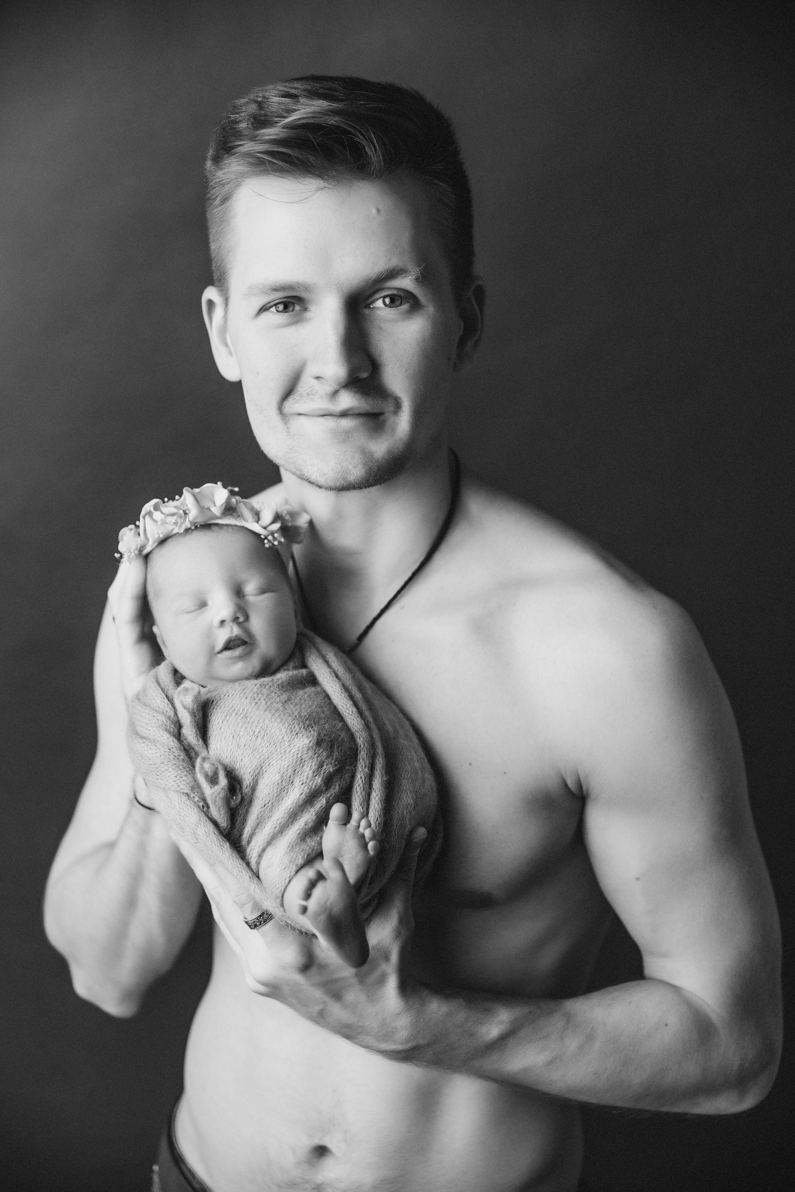 Newborn ЧБ. Фотограф новорожденных. Семейный и детский фотограф в городе Сургуте