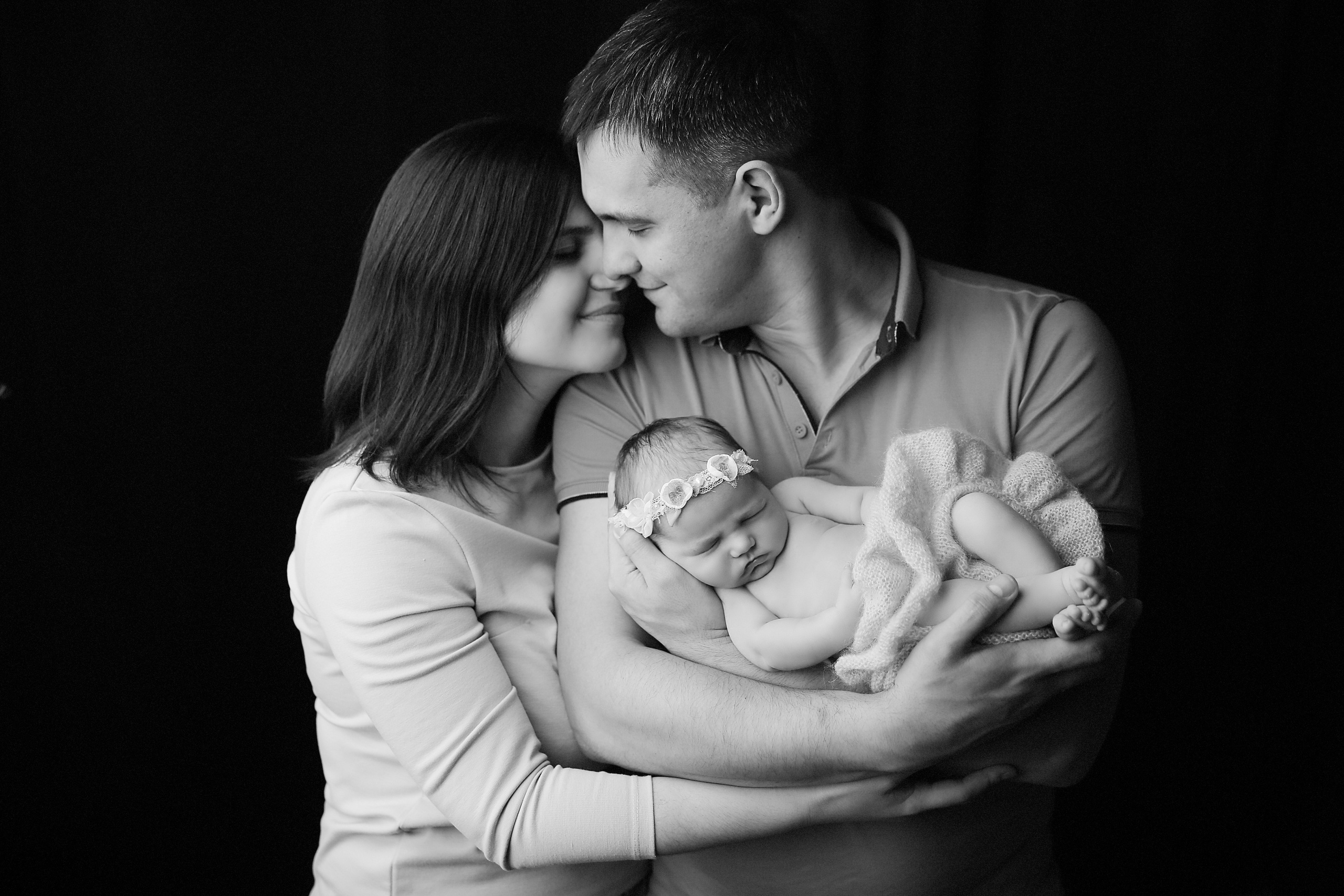 Newborn ЧБ. Фотограф новорожденных. Семейный и детский фотограф в городе Сургуте