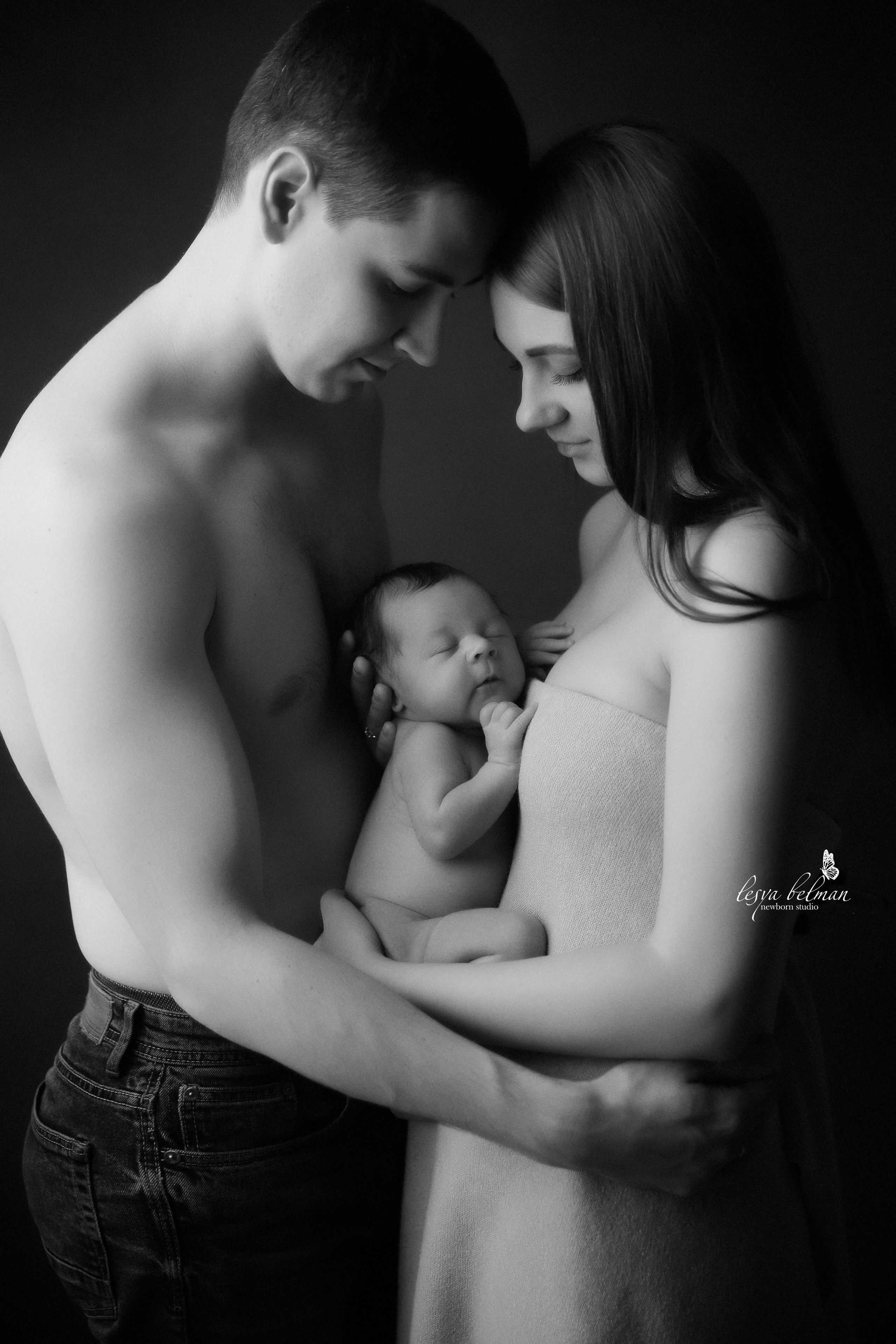 Newborn ЧБ. Фотограф новорожденных. Семейный и детский фотограф в городе Сургуте