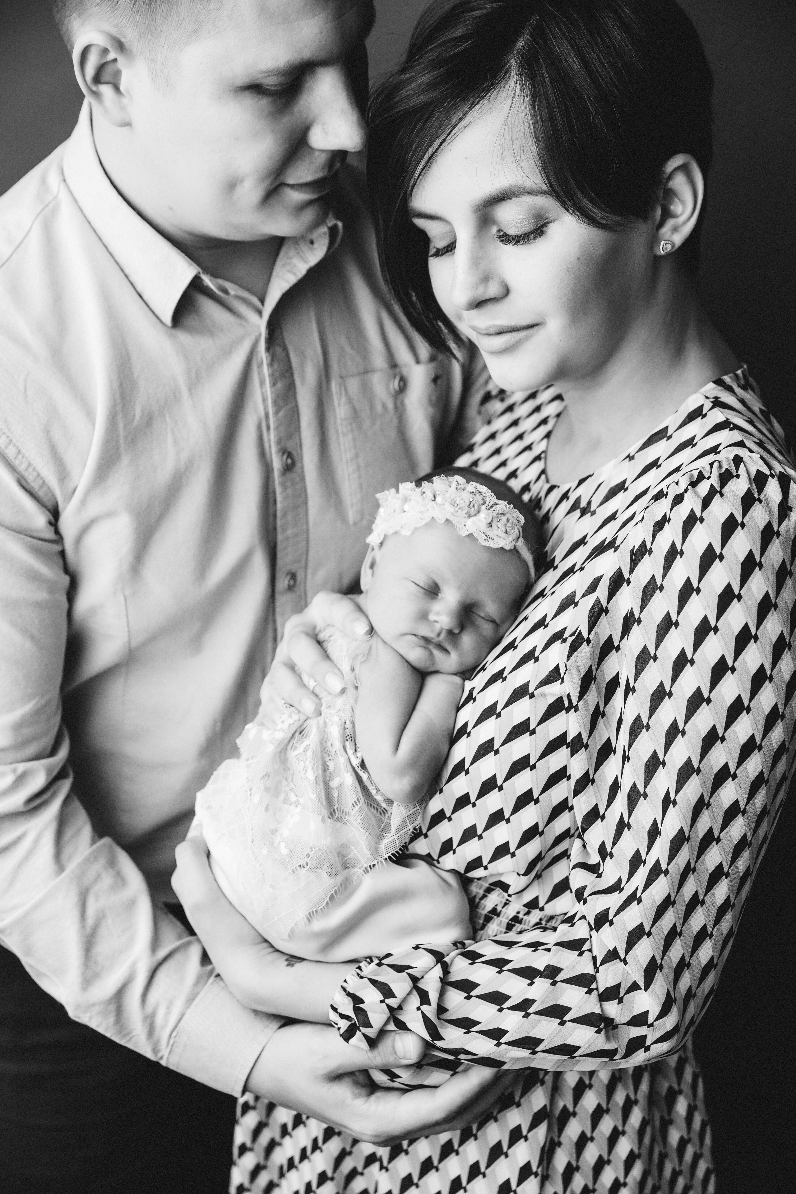 Newborn ЧБ. Фотограф новорожденных. Семейный и детский фотограф в городе Сургуте