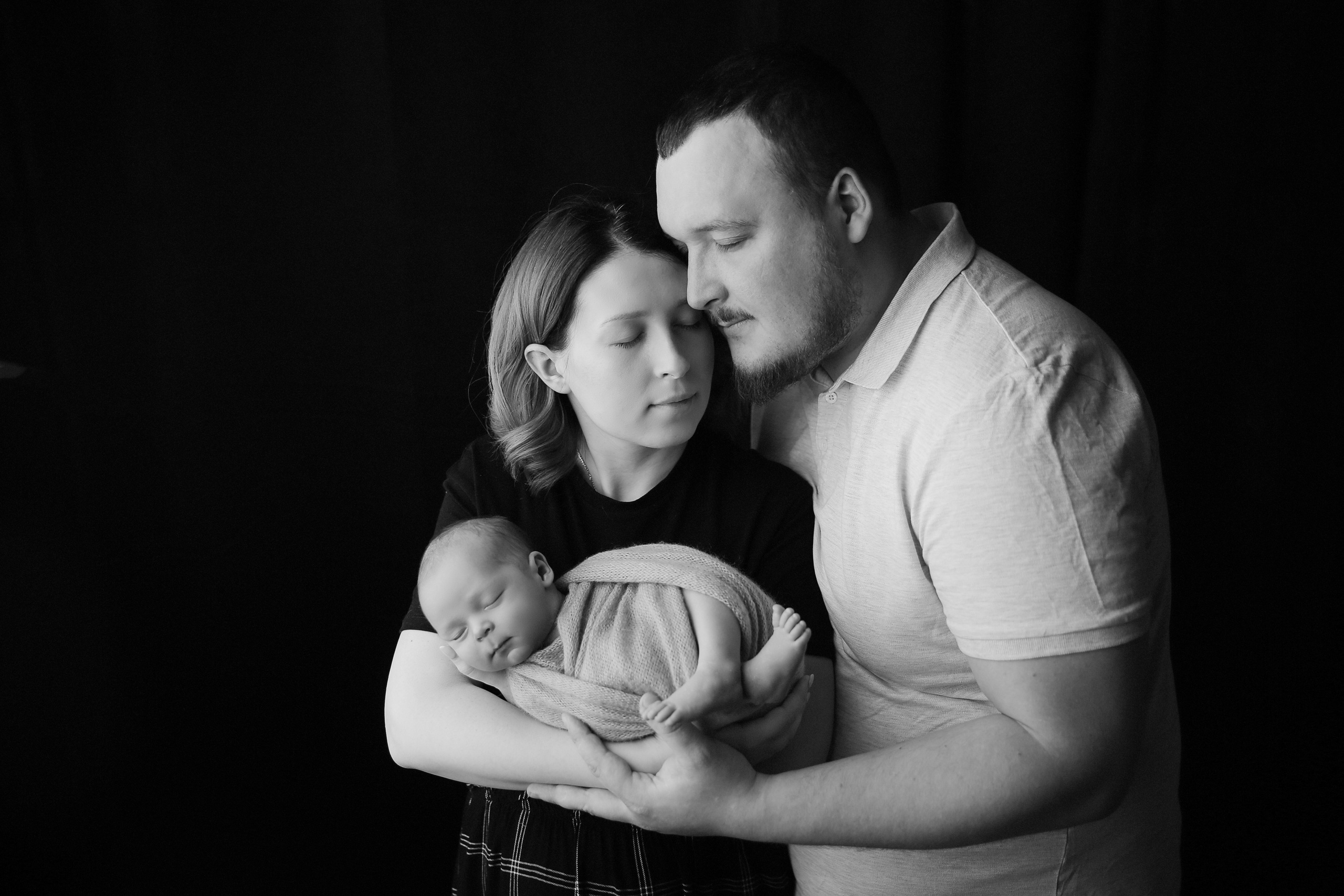Newborn ЧБ. Фотограф новорожденных. Семейный и детский фотограф в городе Сургуте