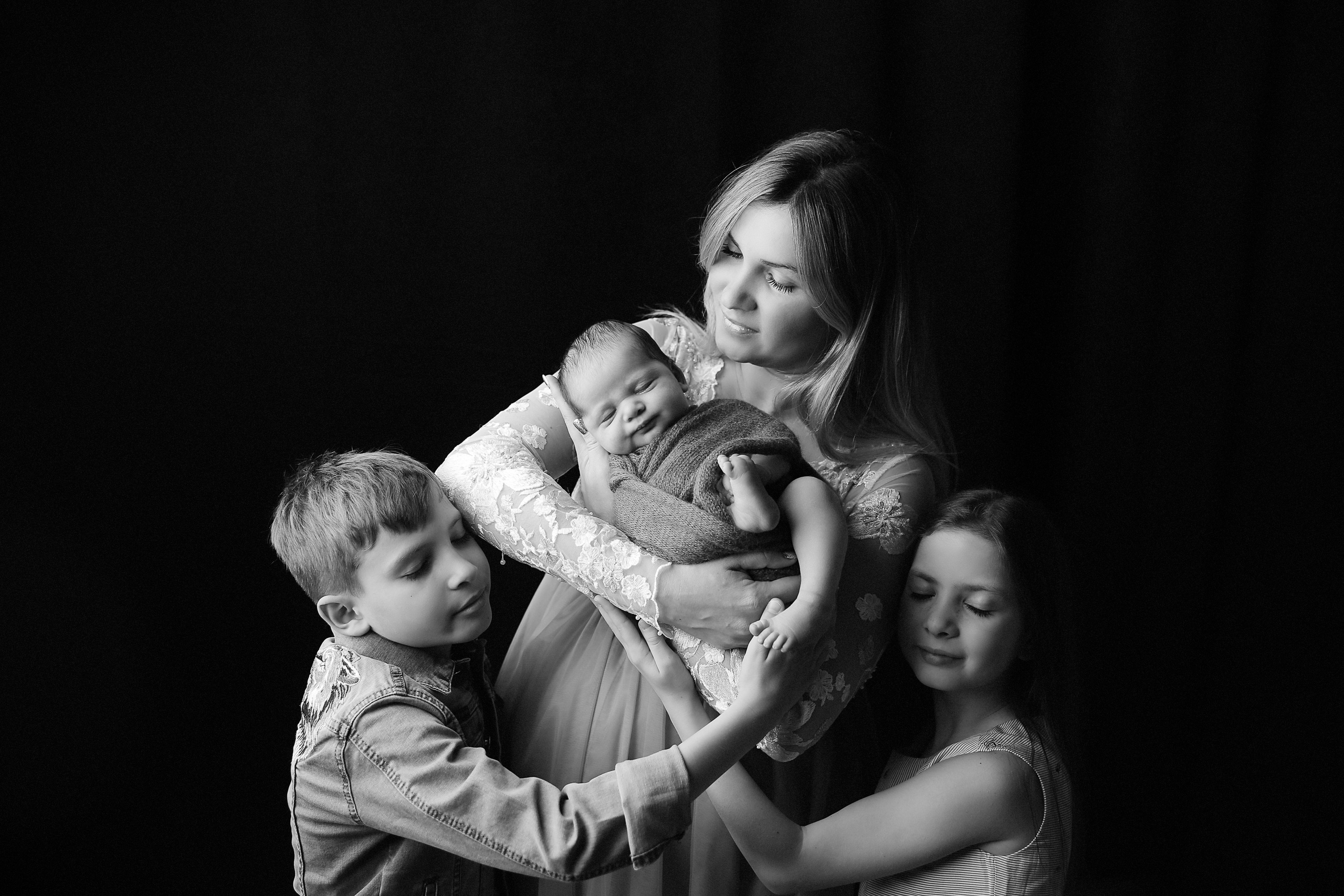 Newborn ЧБ. Фотограф новорожденных. Семейный и детский фотограф в городе Сургуте