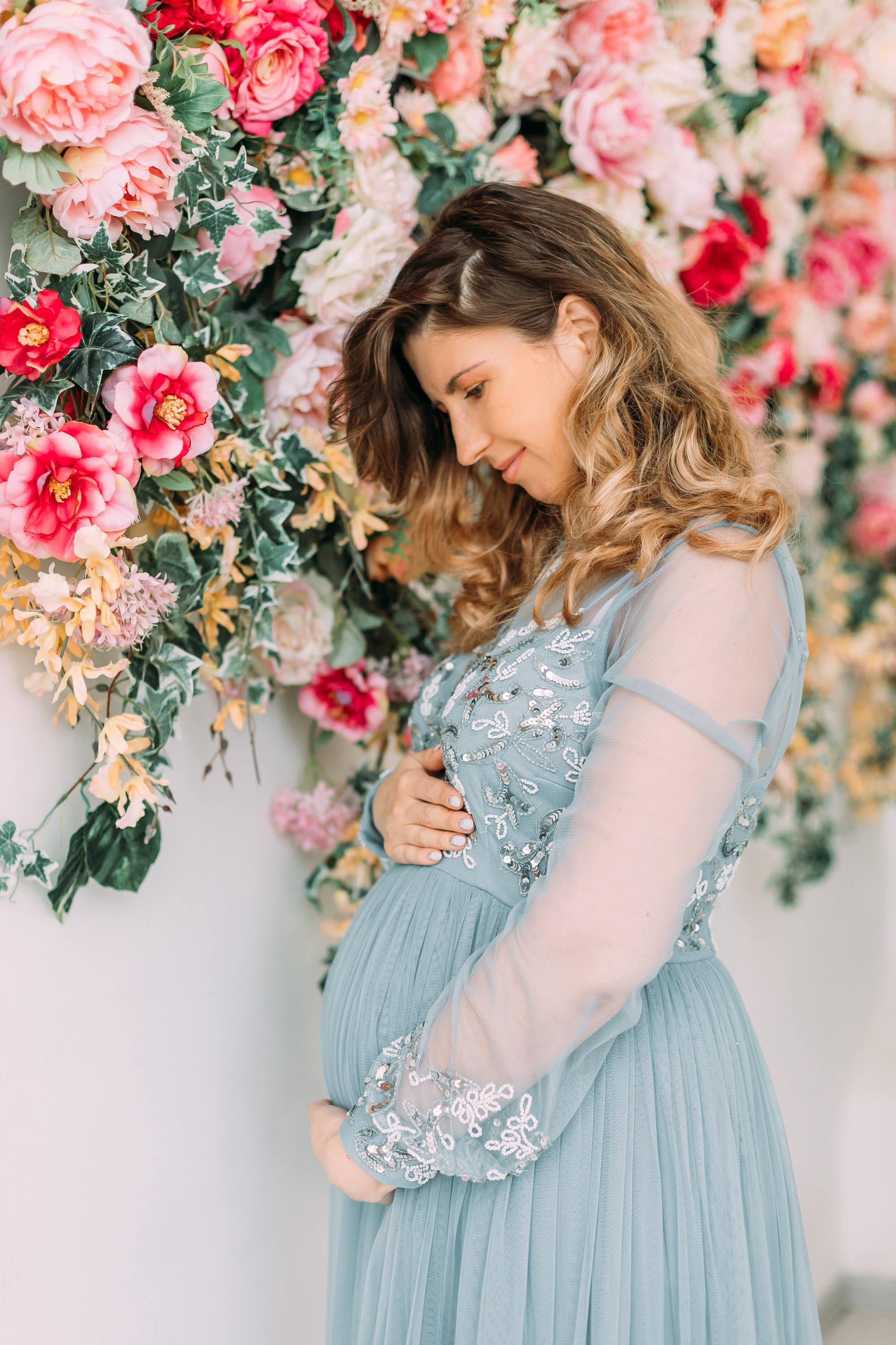 Фотосессия беременности в цветочной студии