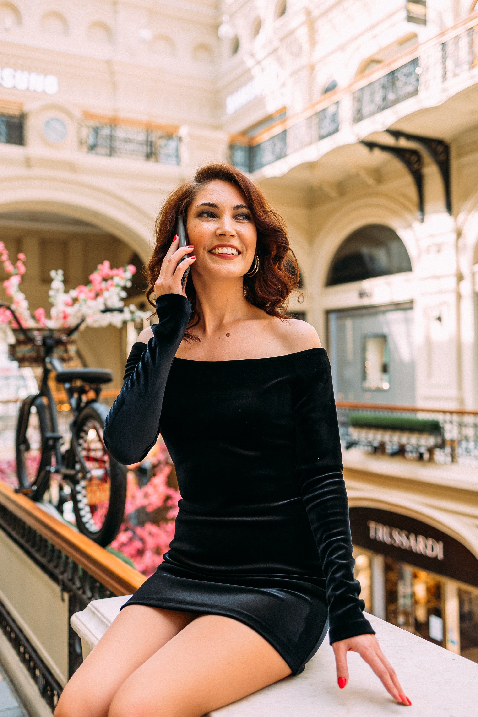 девушка разговаривает по телефону