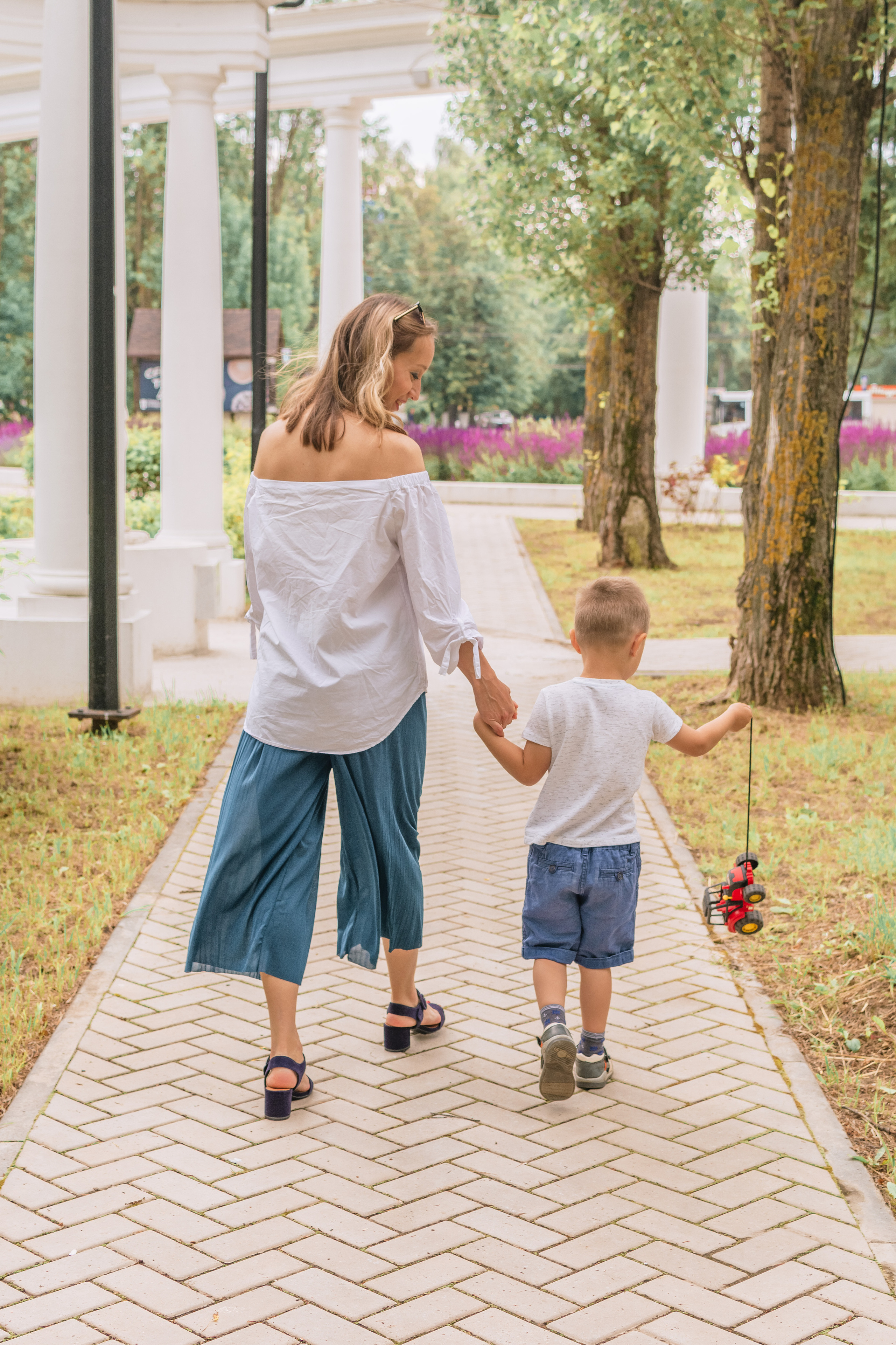 мама и сын на прогулке