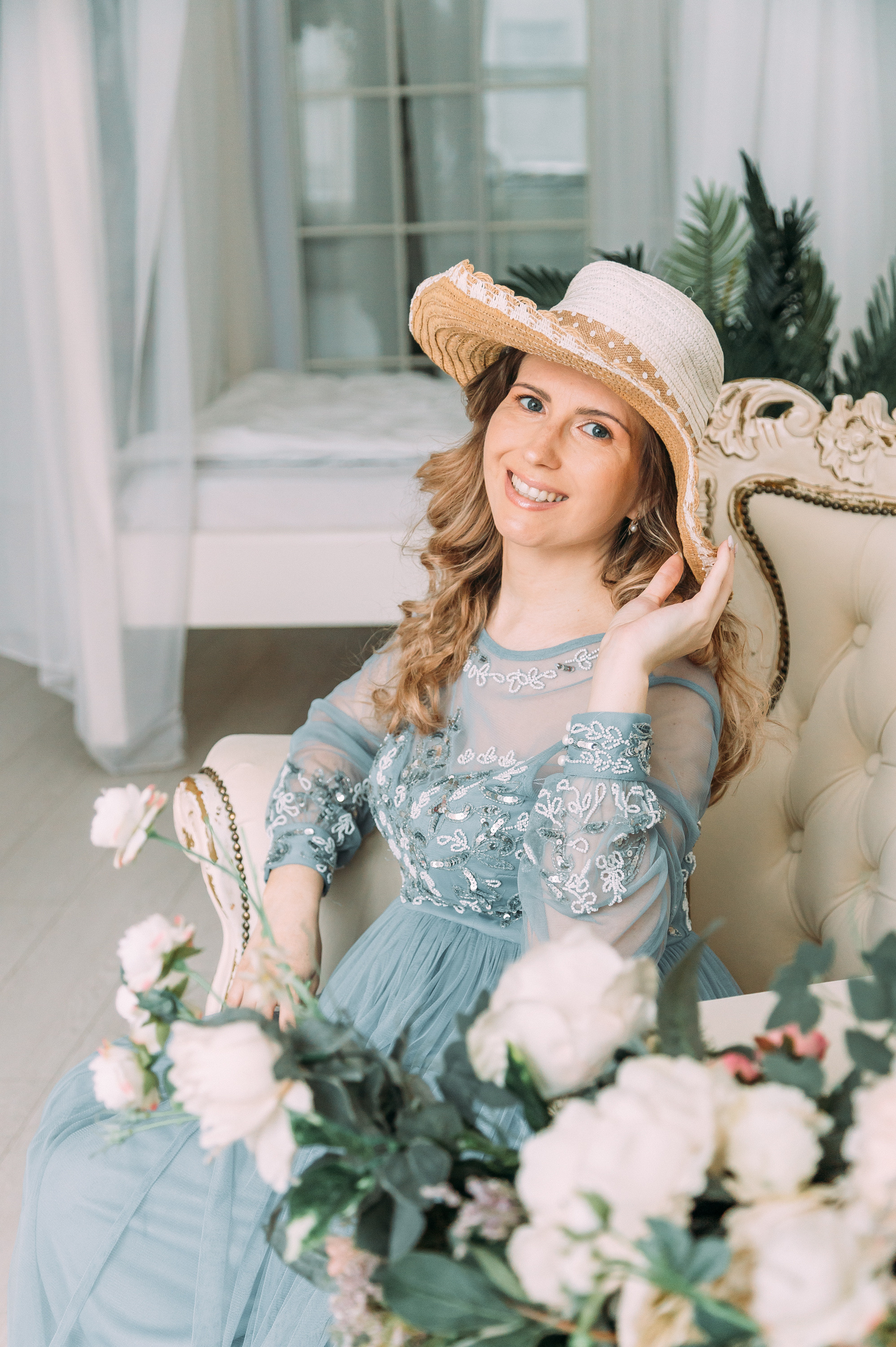 Фотосессия беременности в цветочной студии