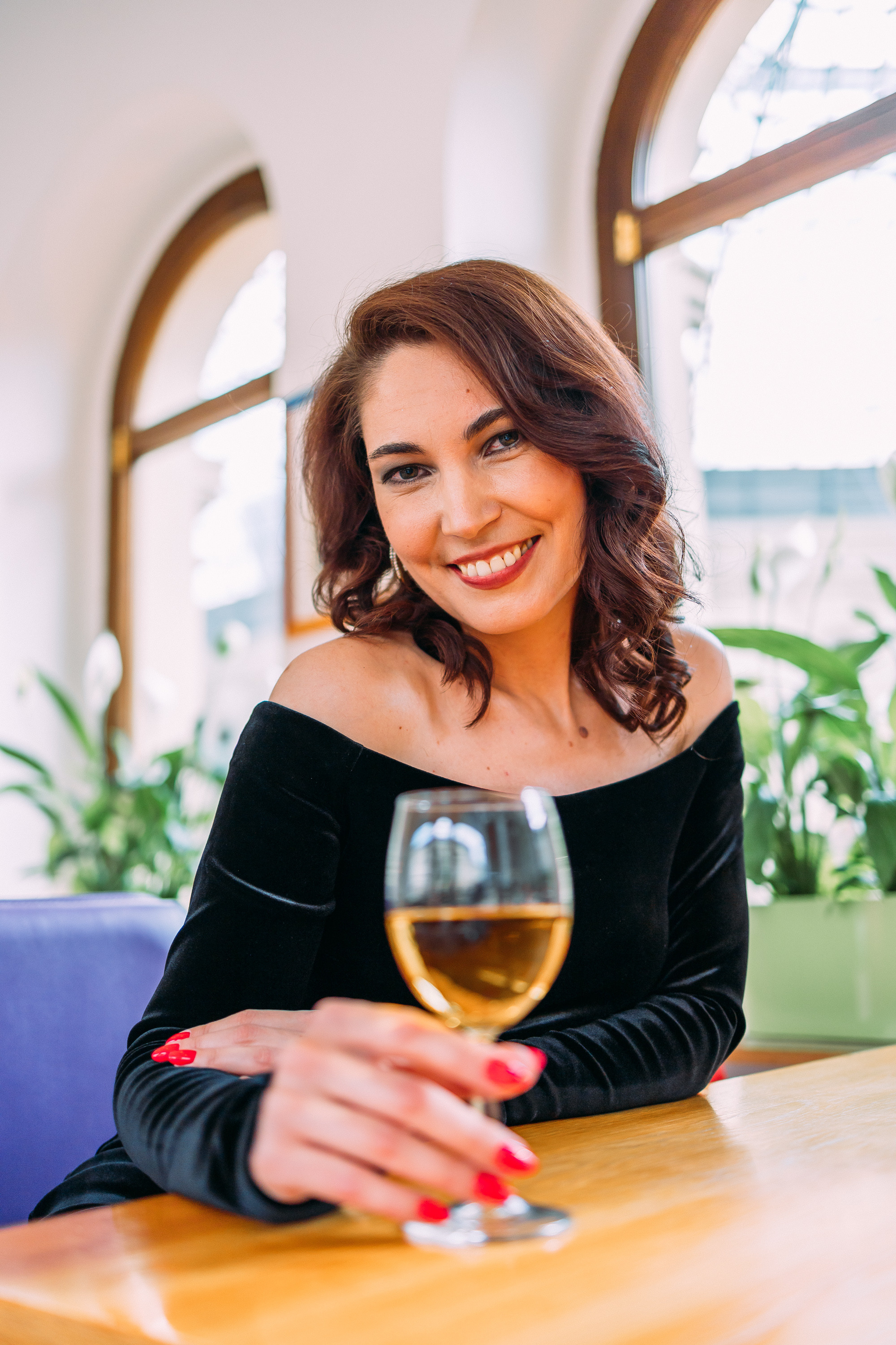 девушка с бокалом вина