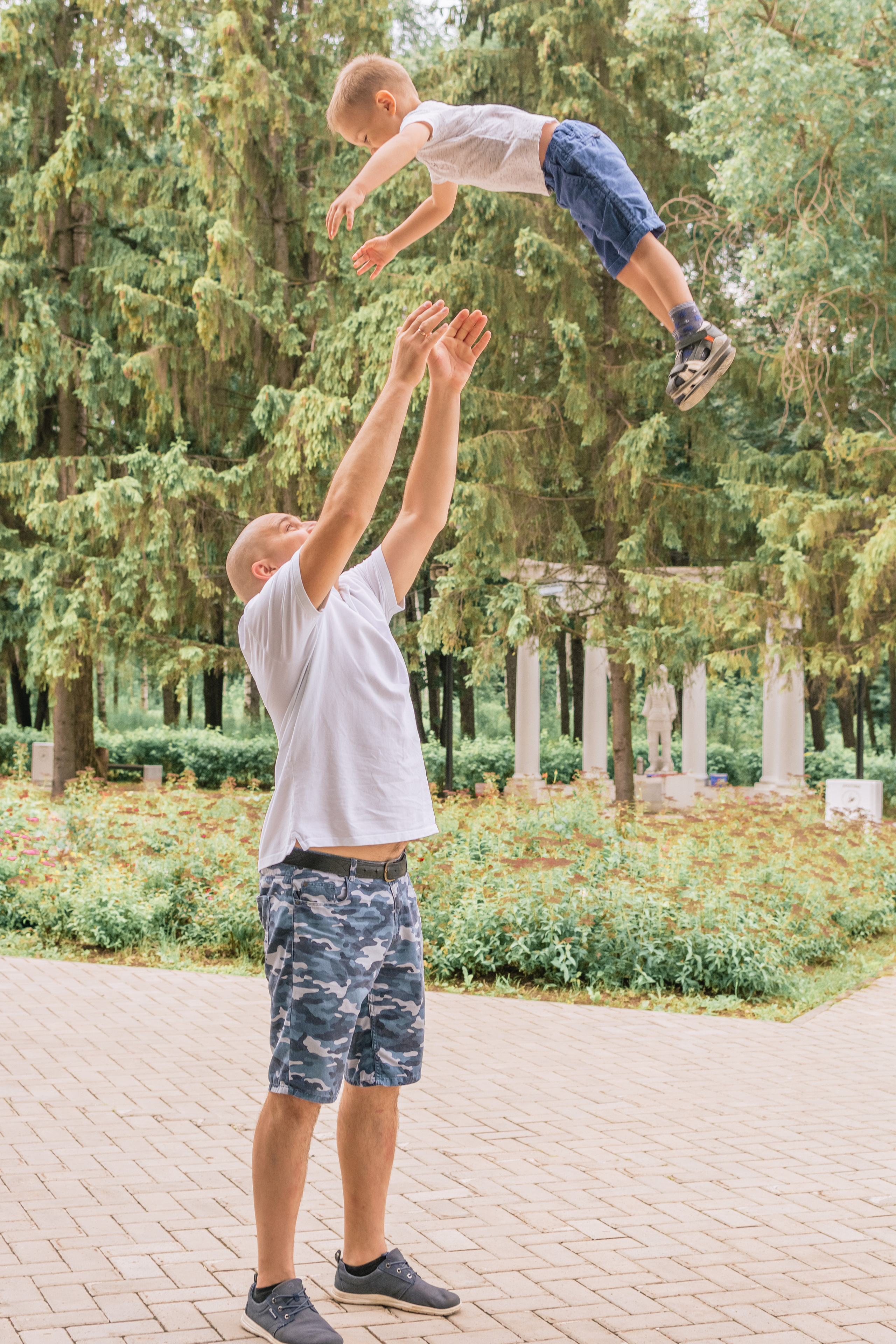 папа и сын на прогулке