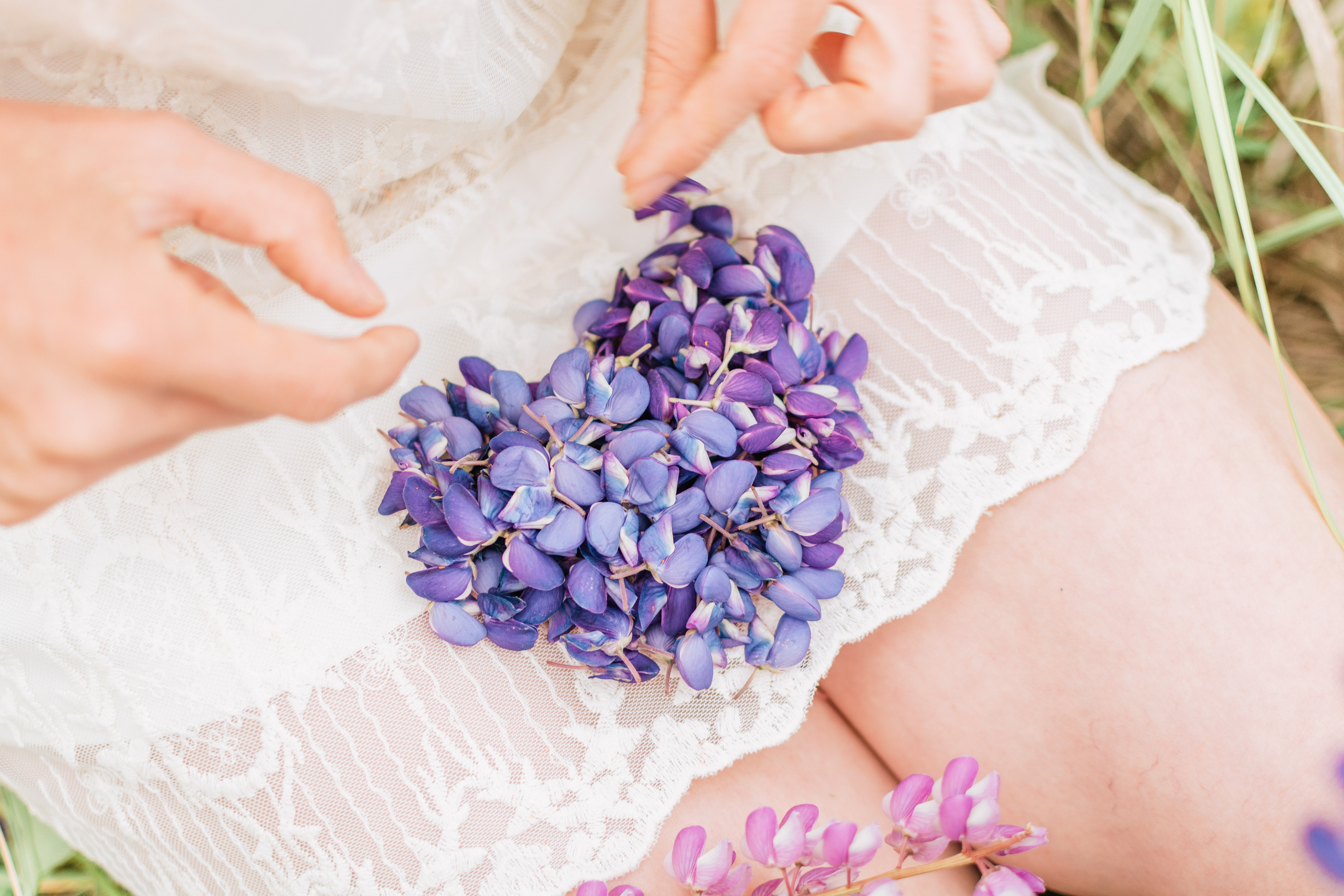 сердечко на платье из люпинов