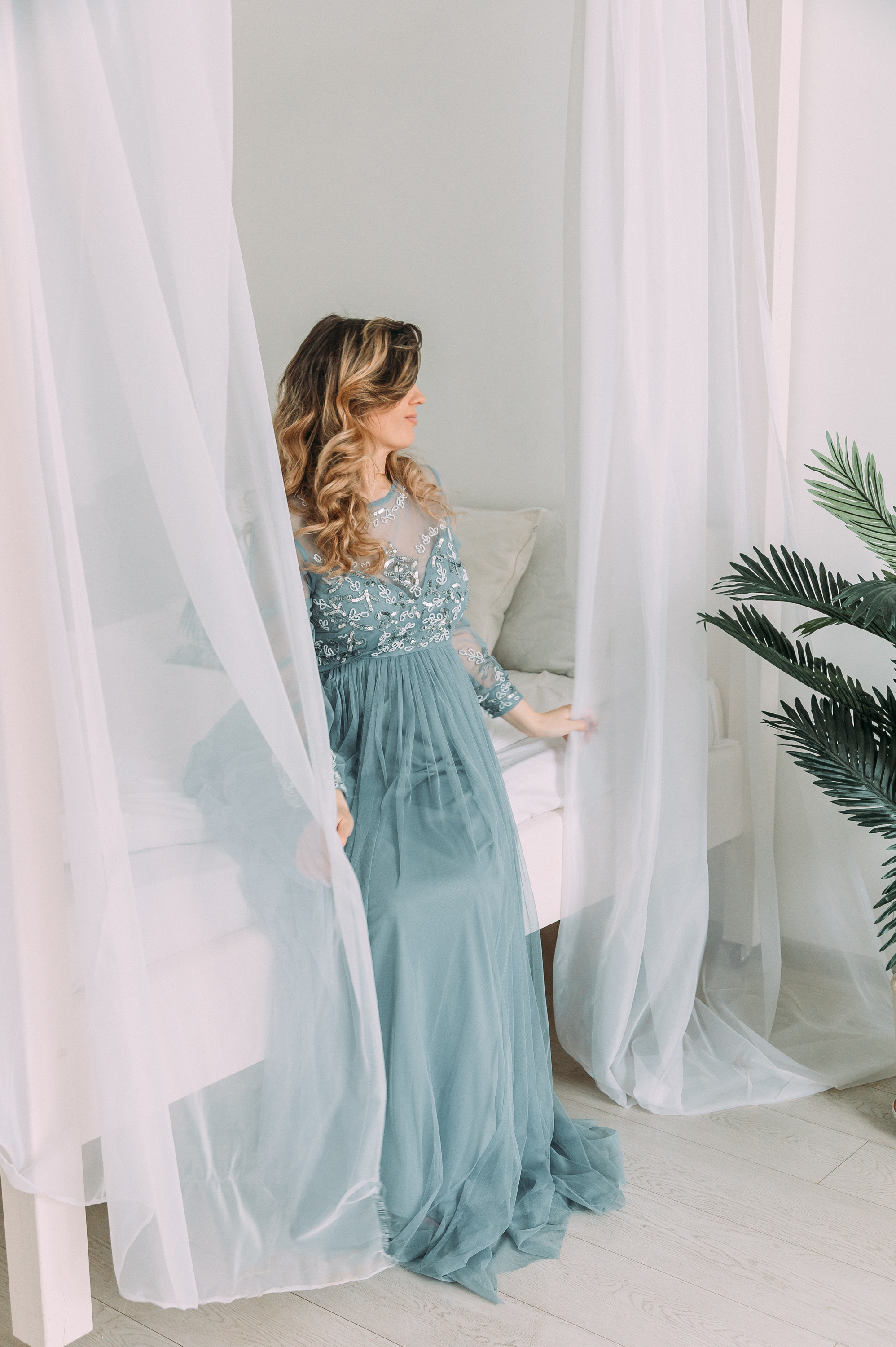 Фотосессия беременности в цветочной студии