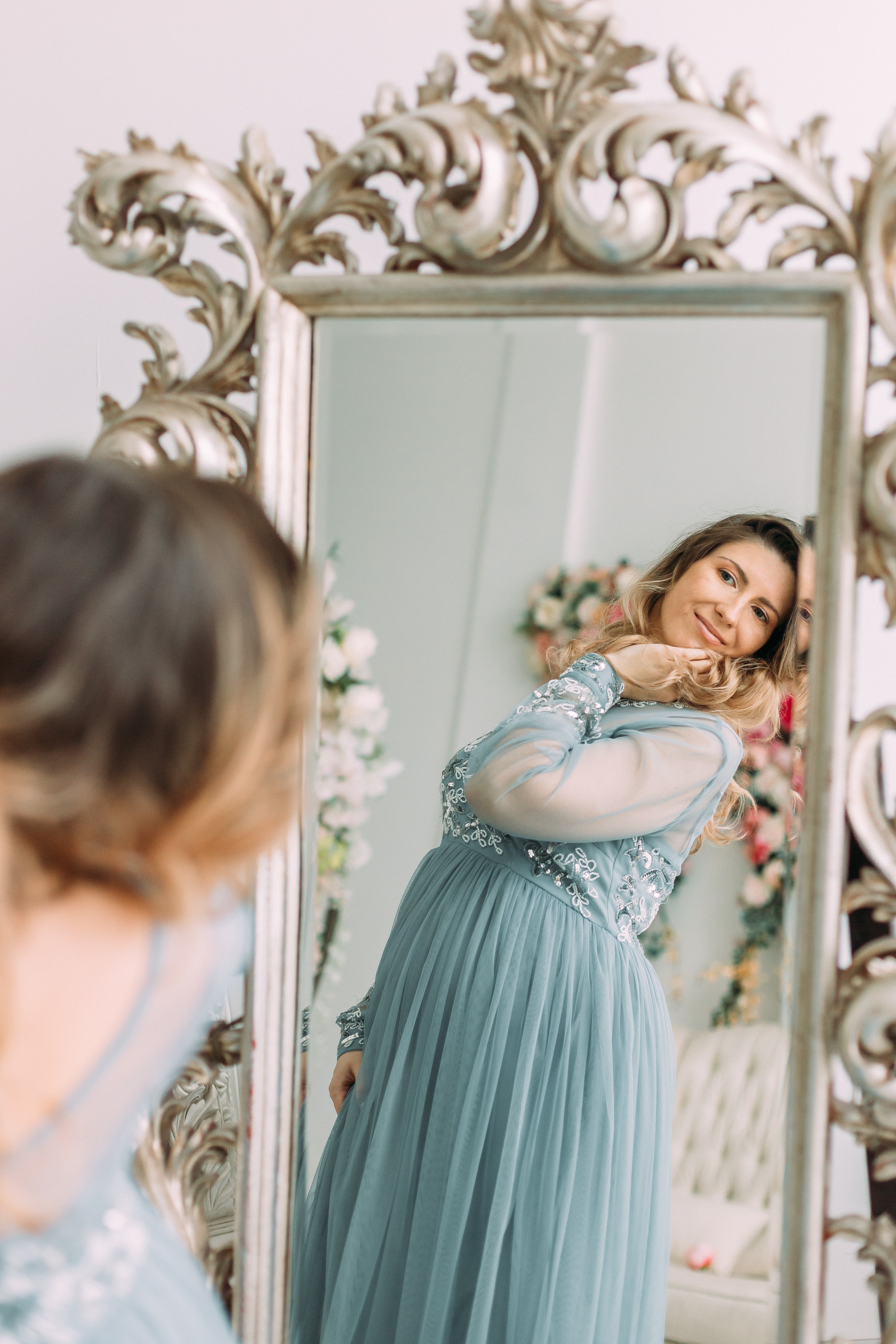 Фотосессия беременности в цветочной студии