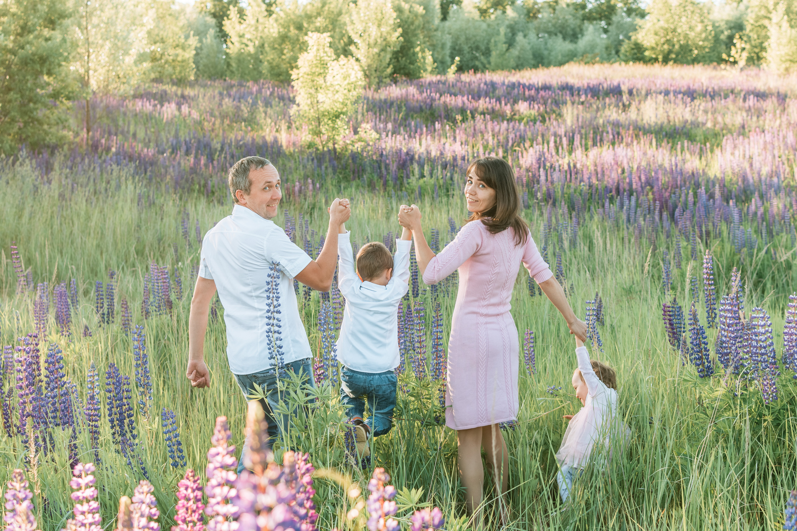 Фотосессия в люпинах. Семейный Фотограф в Москве Евгения Симоненко
