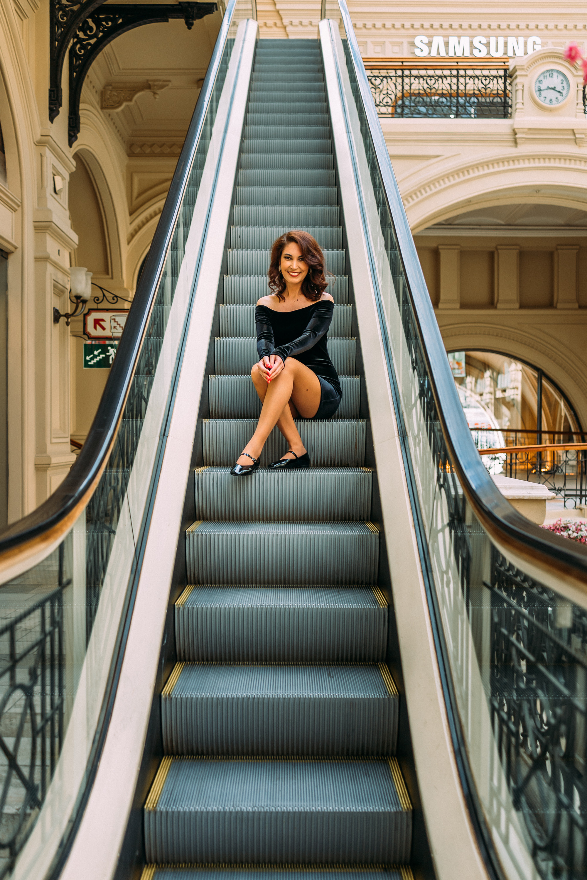 девушка сидит на лестнице