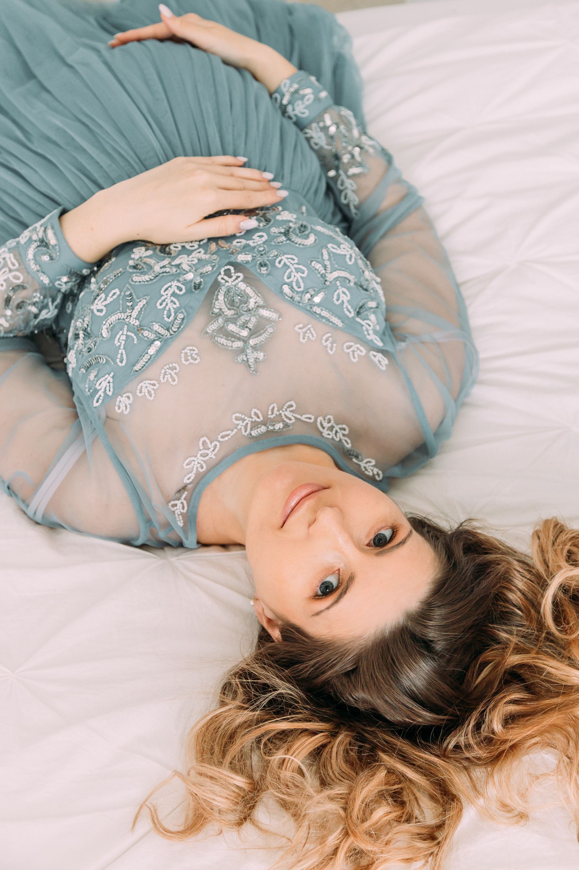 Фотосессия беременности в цветочной студии