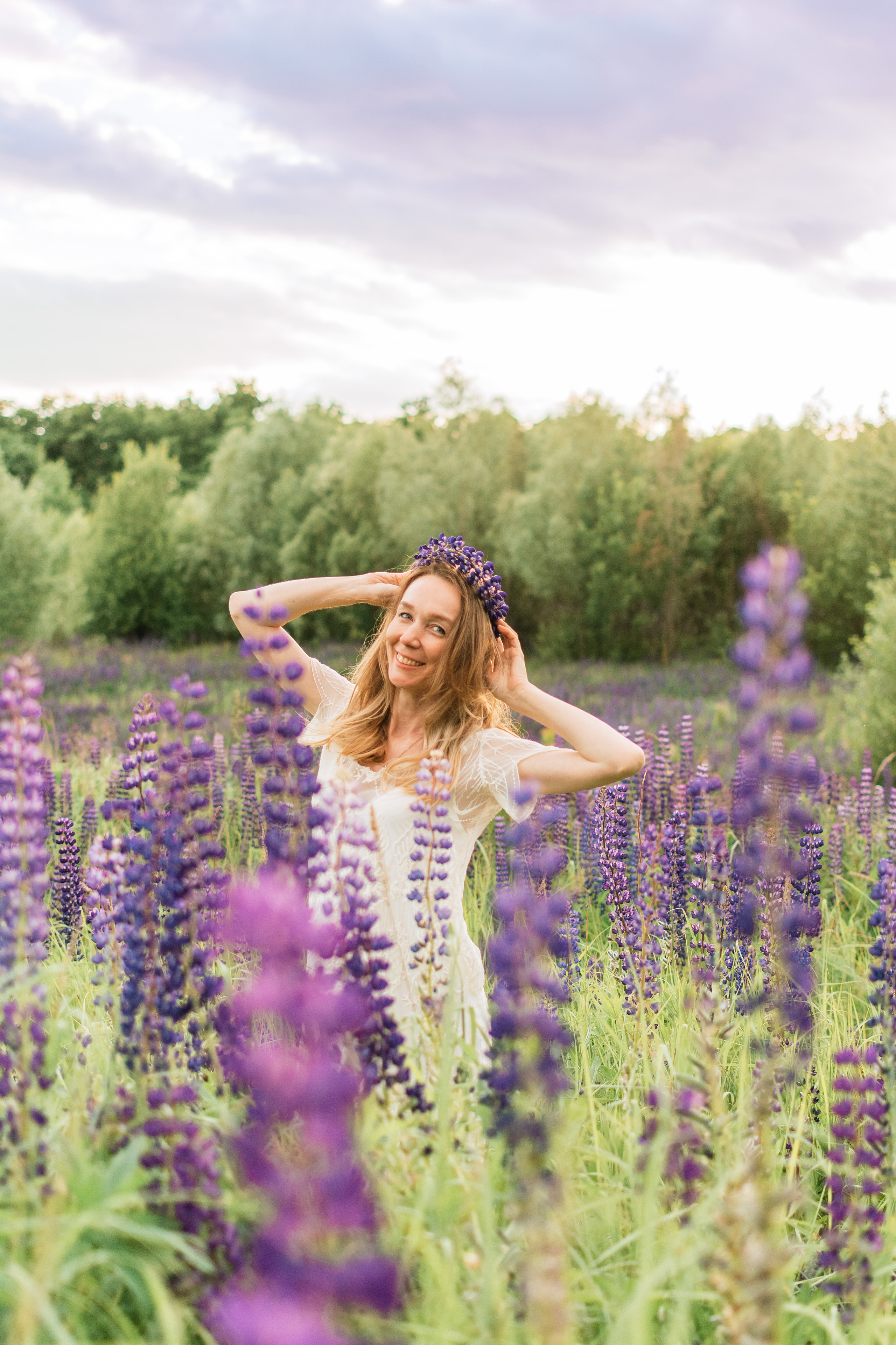 венок из люпинов на голове девушки 