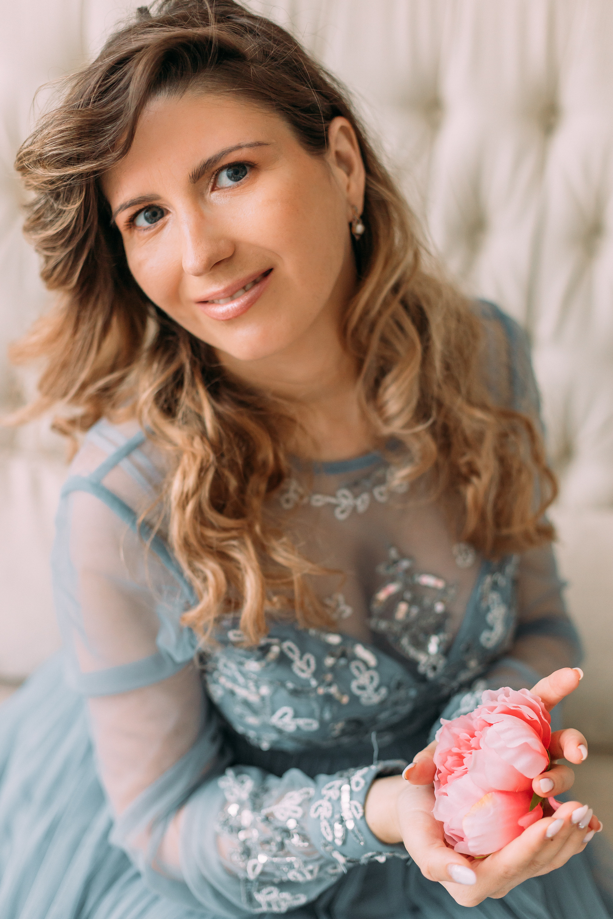 Фотосессия беременности в цветочной студии