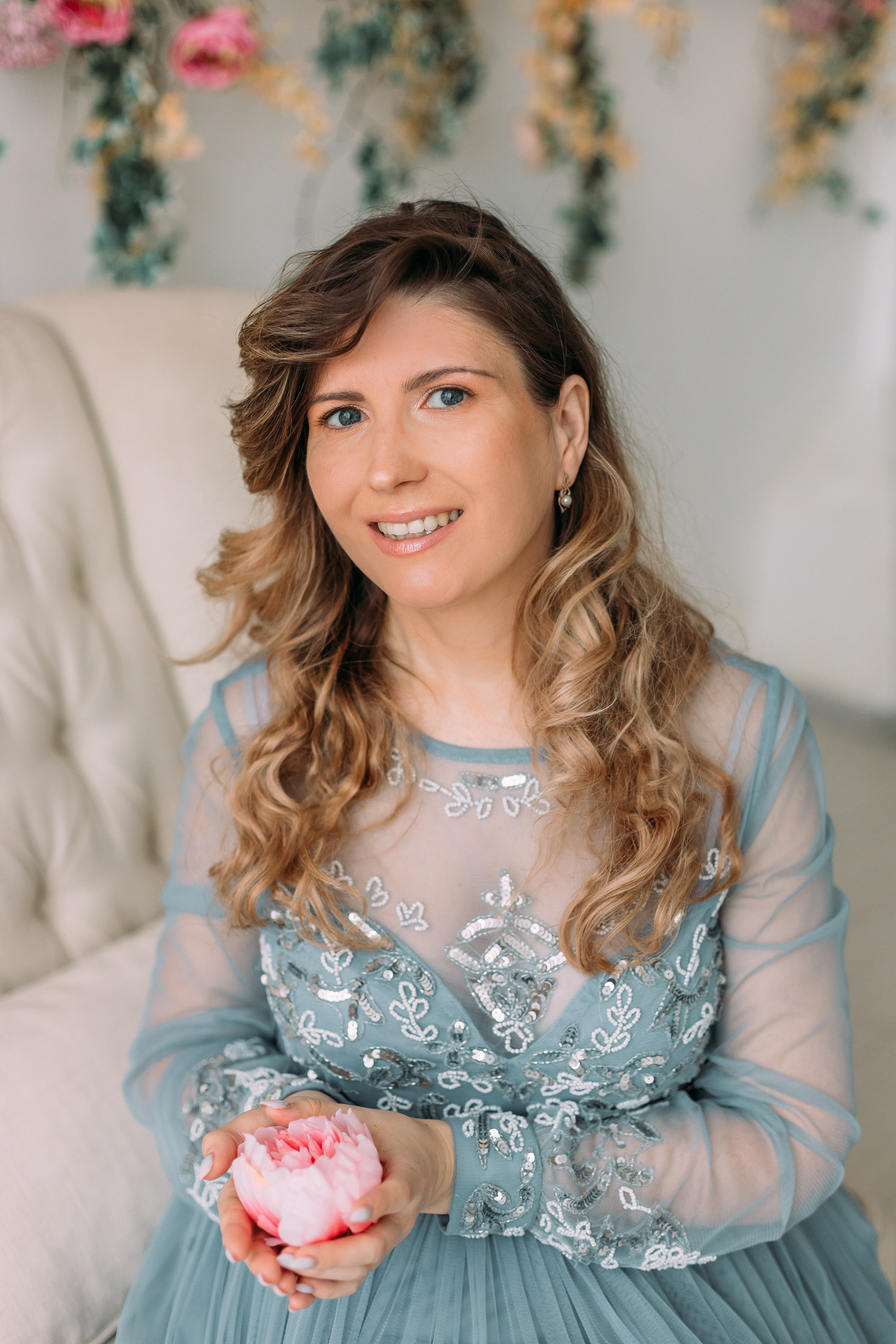 Фотосессия беременности в цветочной студии