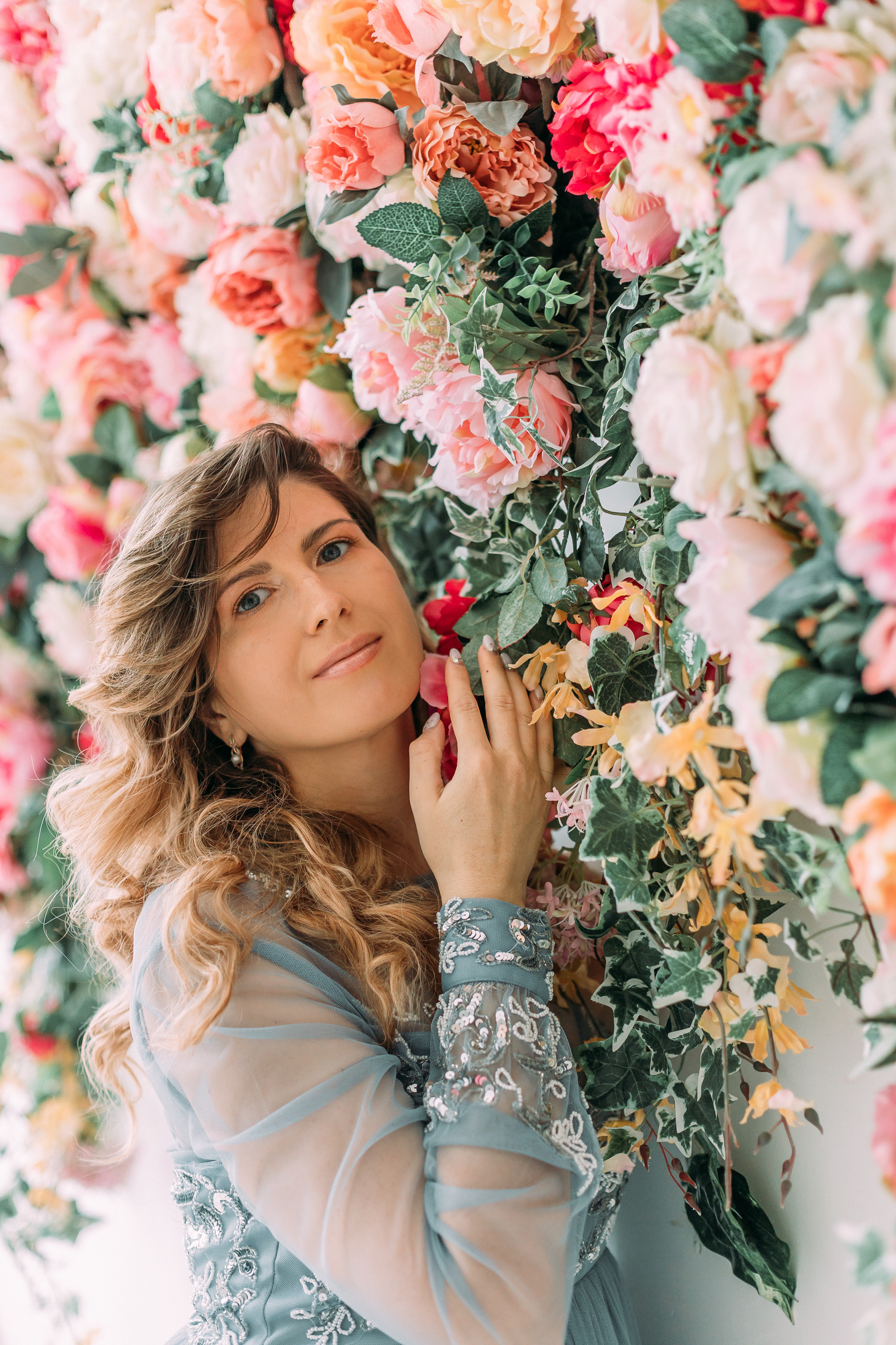 Фотосессия беременности в цветочной студии