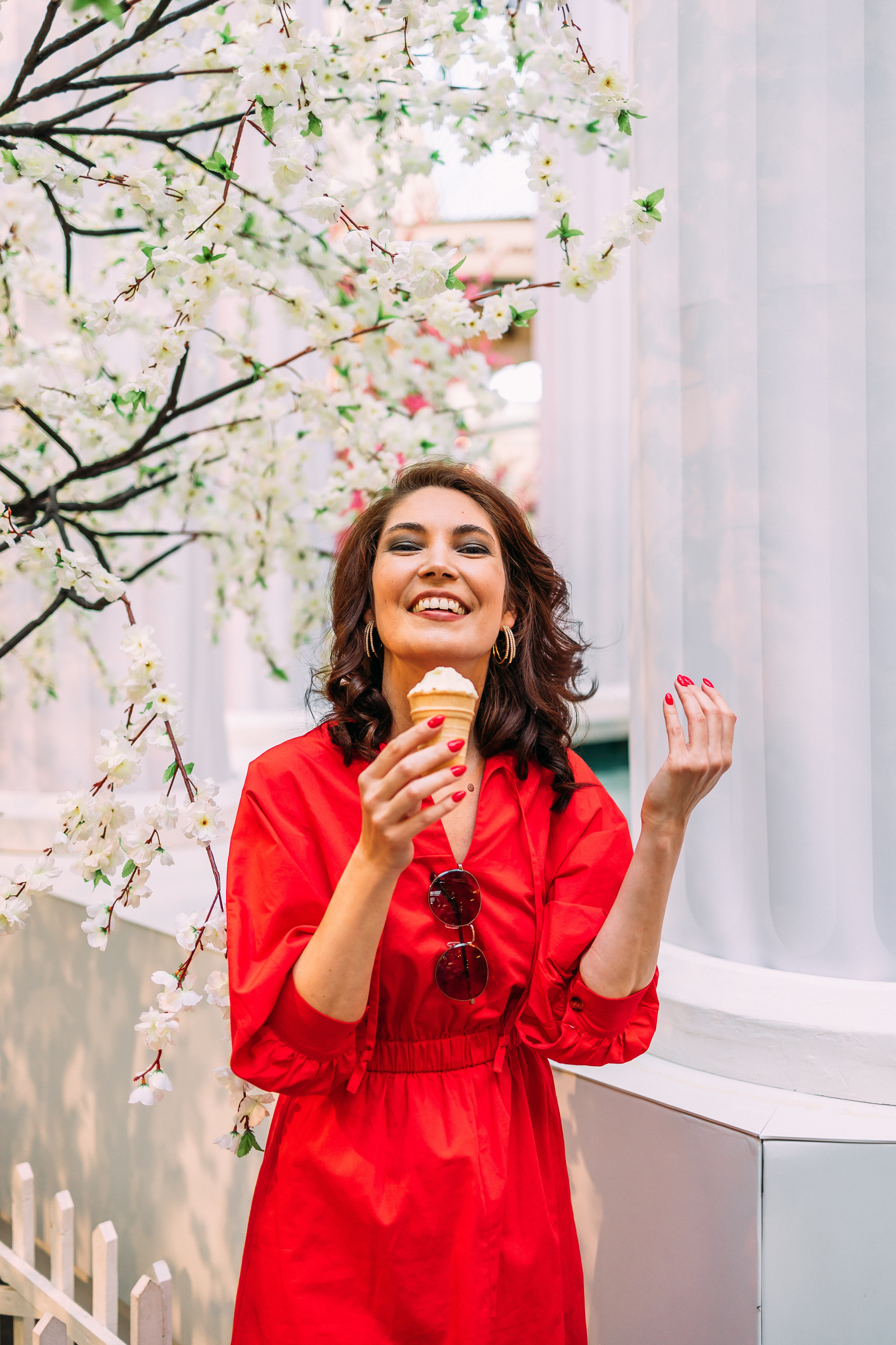 девушка ест мороженое